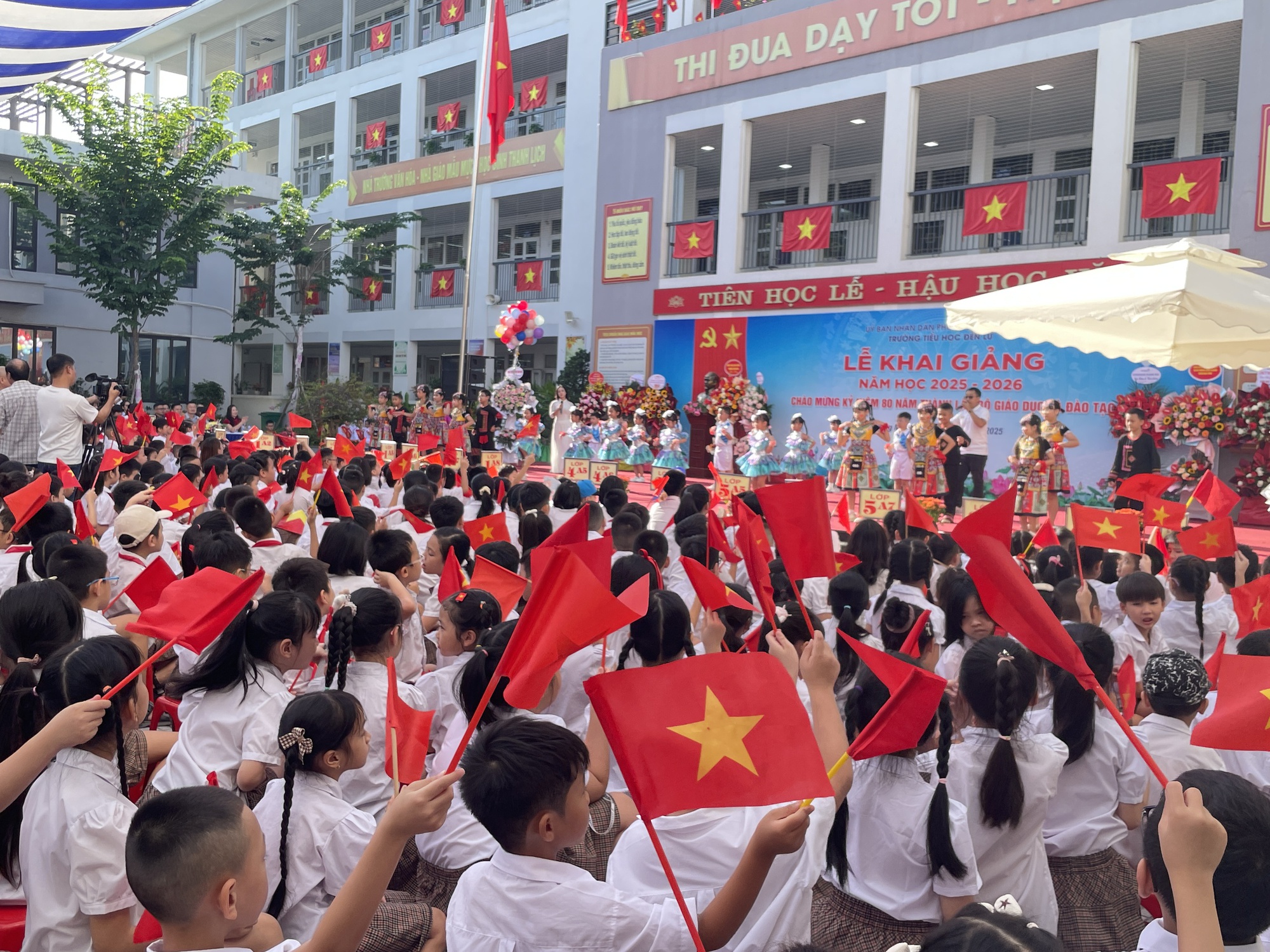 Ngôi trường có em bé hát Quốc ca trong lễ khai giảng năm học mới - Ảnh 8. Ngôi trường có em bé hát Quốc ca trong lễ khai giảng năm học mới - Ảnh 8.