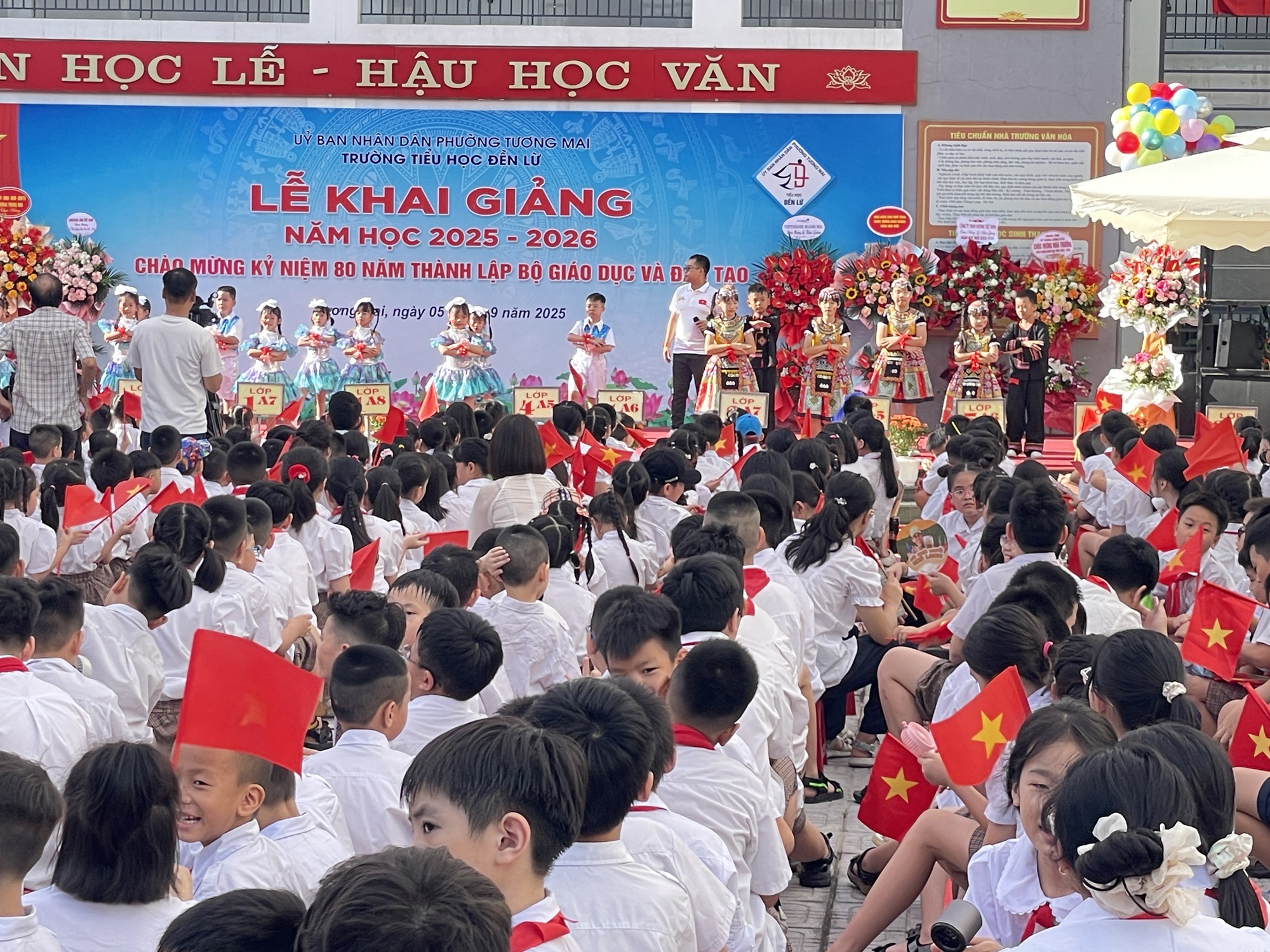 Ngôi trường có em bé hát Quốc ca trong lễ khai giảng năm học mới - Ảnh 9. Ngôi trường có em bé hát Quốc ca trong lễ khai giảng năm học mới - Ảnh 9.