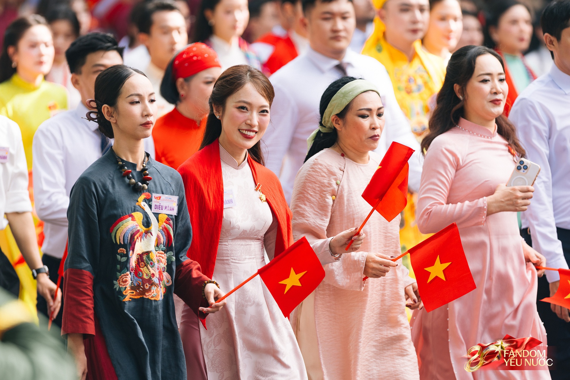 Chuyến xe “ồn” nhất A80: Hội sao Việt tưng bừng mở mini concert quốc gia, MONO “nhạc nào cũng nhảy”- Ảnh 2.