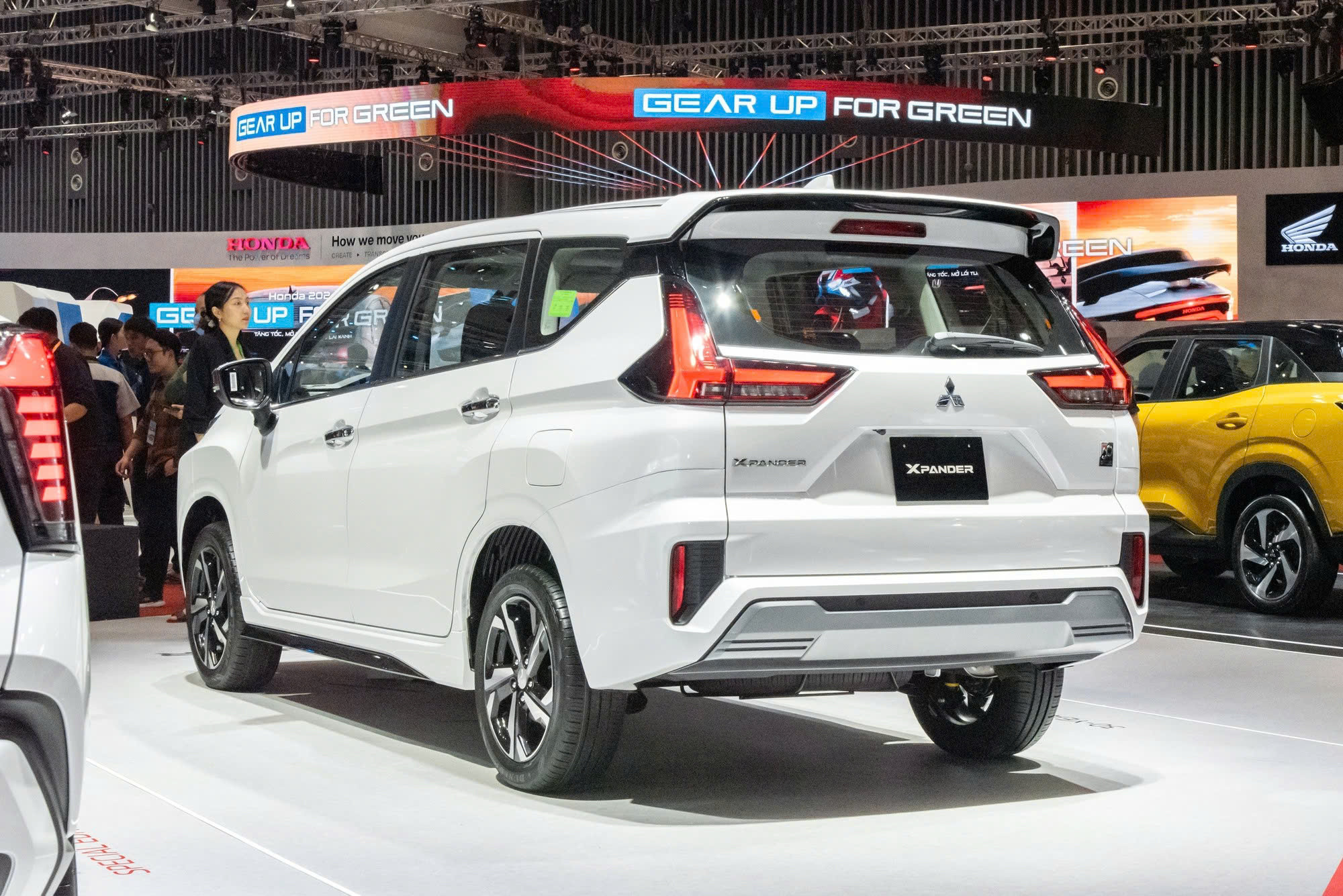 Các hãng xe làm bản giới hạn cho Việt Nam: Từ xe phổ thông đến siêu sang, có mẫu duy nhất một chiếc toàn thế giới - Ảnh 5.