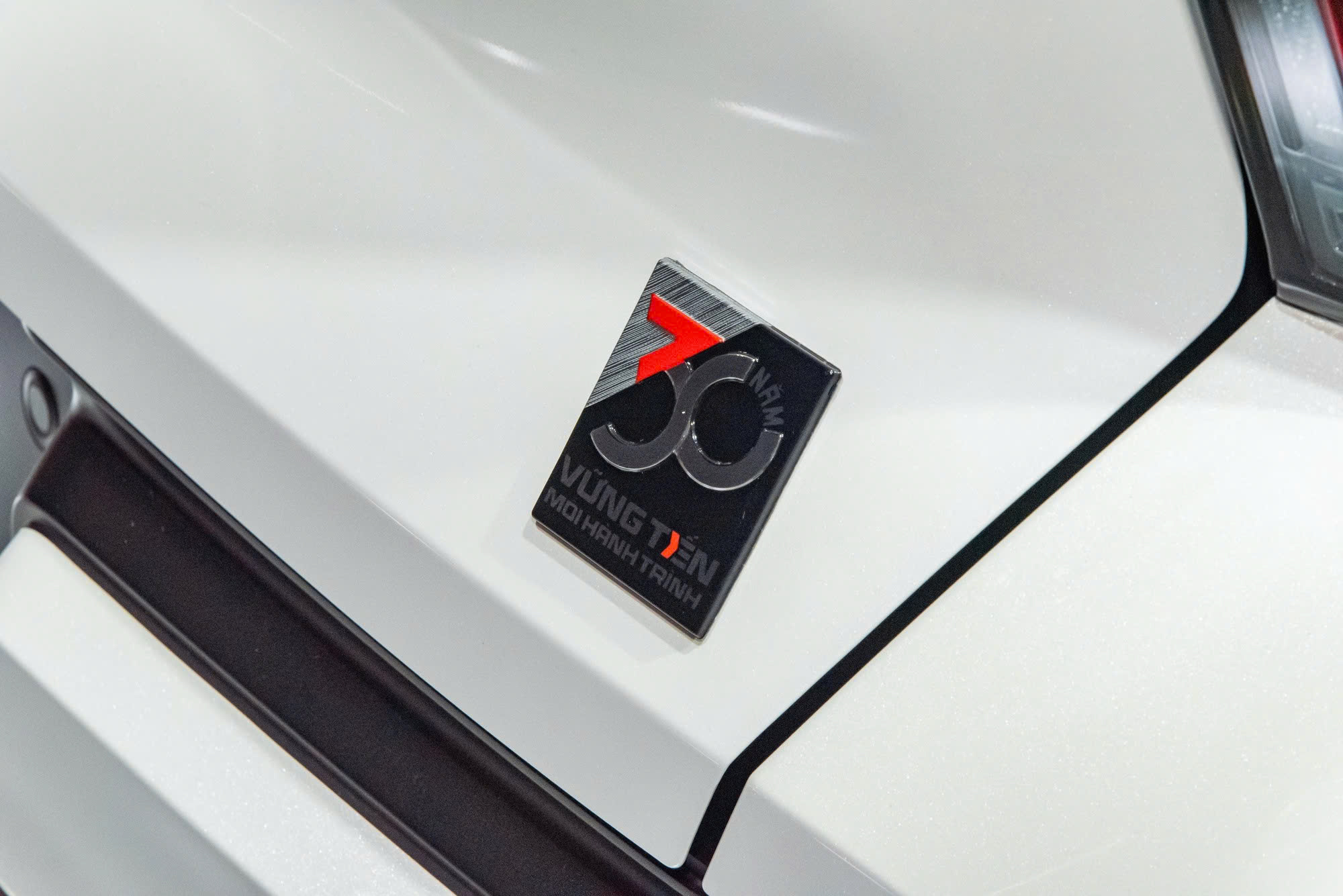 Các hãng xe làm bản giới hạn cho Việt Nam: Từ xe phổ thông đến siêu sang, có mẫu duy nhất một chiếc toàn thế giới - Ảnh 6.