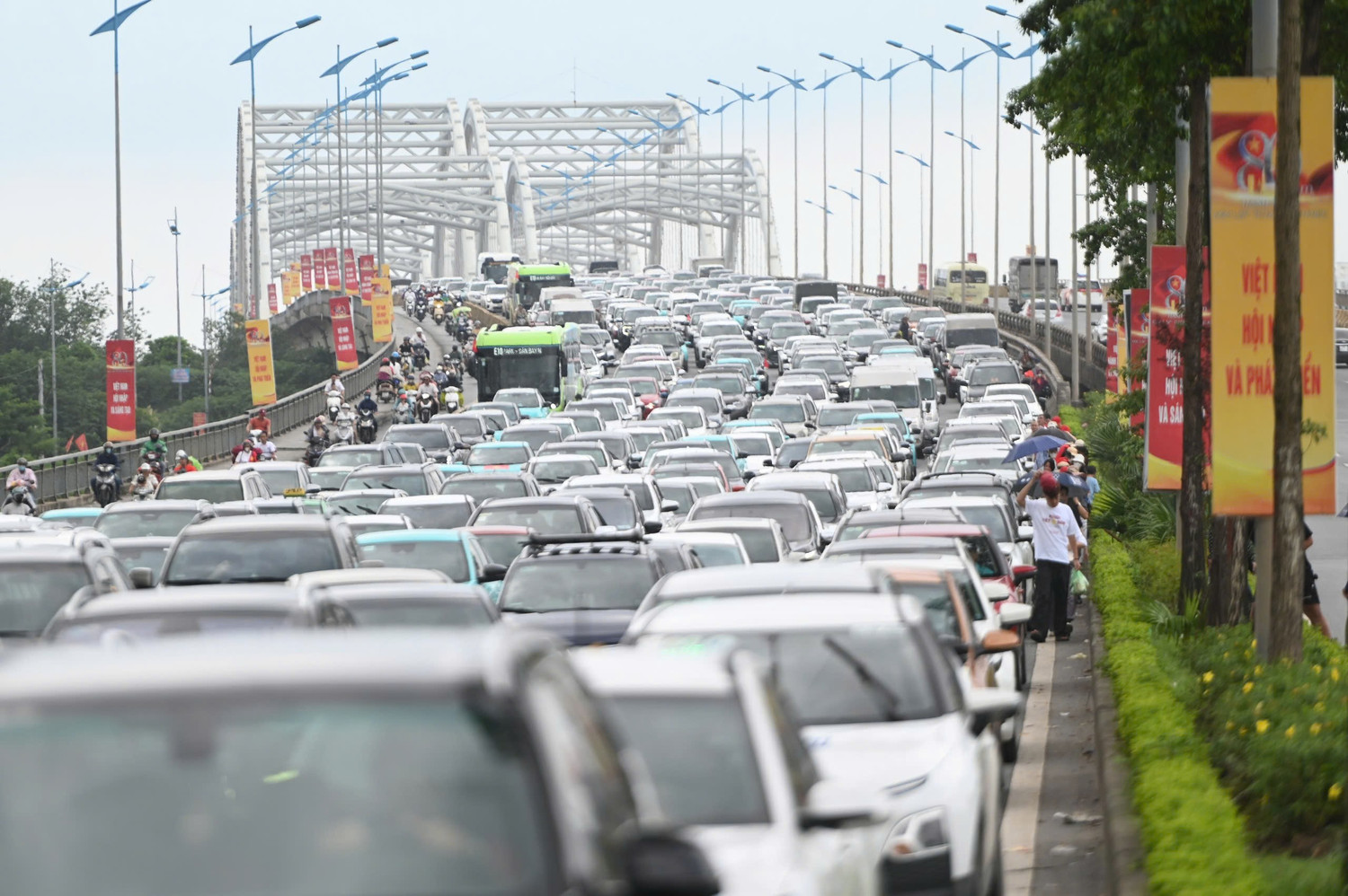 Tạm cấm phương tiện trên một số tuyến đường Hà Nội từ 6h sáng mai - Ảnh 1.