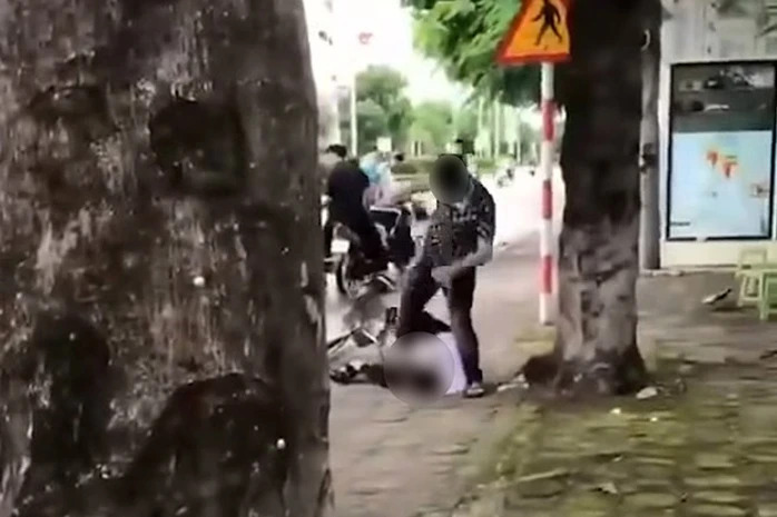 Khởi tố đối tượng hành hung nam sinh dẫn đến co giật tại Quảng Ninh - Ảnh 2.