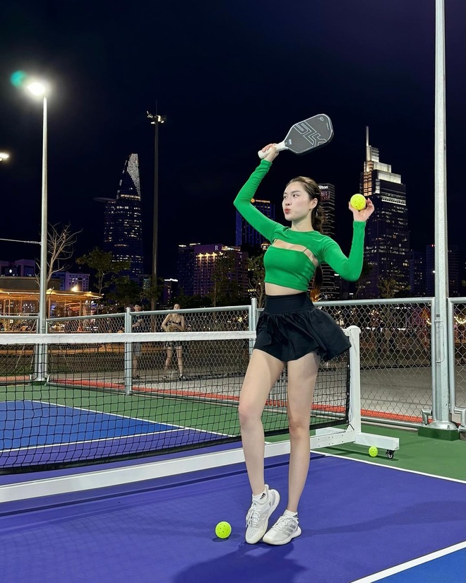 Nữ MC nổi tiếng mê thể thao, "cân đẹp" từ pickleball, tennis đến gym, vóc dáng đỉnh khỏi bàn - Ảnh 4. Nữ MC nổi tiếng mê thể thao, "cân đẹp" từ pickleball, tennis đến gym, vóc dáng đỉnh khỏi bàn - Ảnh 4.