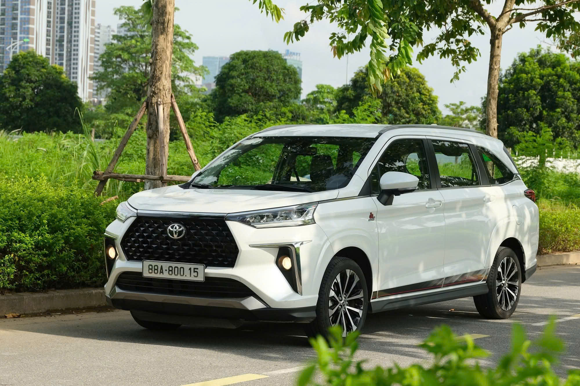 Các hãng xe làm bản giới hạn cho Việt Nam: Từ xe phổ thông đến siêu sang, có mẫu duy nhất một chiếc toàn thế giới - Ảnh 1.