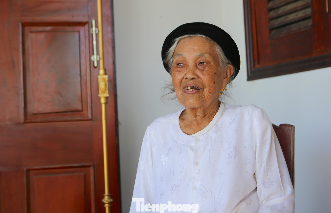 Mẹ Việt Nam Anh hùng Trần Thị Huyến xúc động bên Tổng Bí thư Tô Lâm trong lễ diễu binh - Ảnh 1. Mẹ Việt Nam Anh hùng Trần Thị Huyến xúc động bên Tổng Bí thư Tô Lâm trong lễ diễu binh - Ảnh 1.