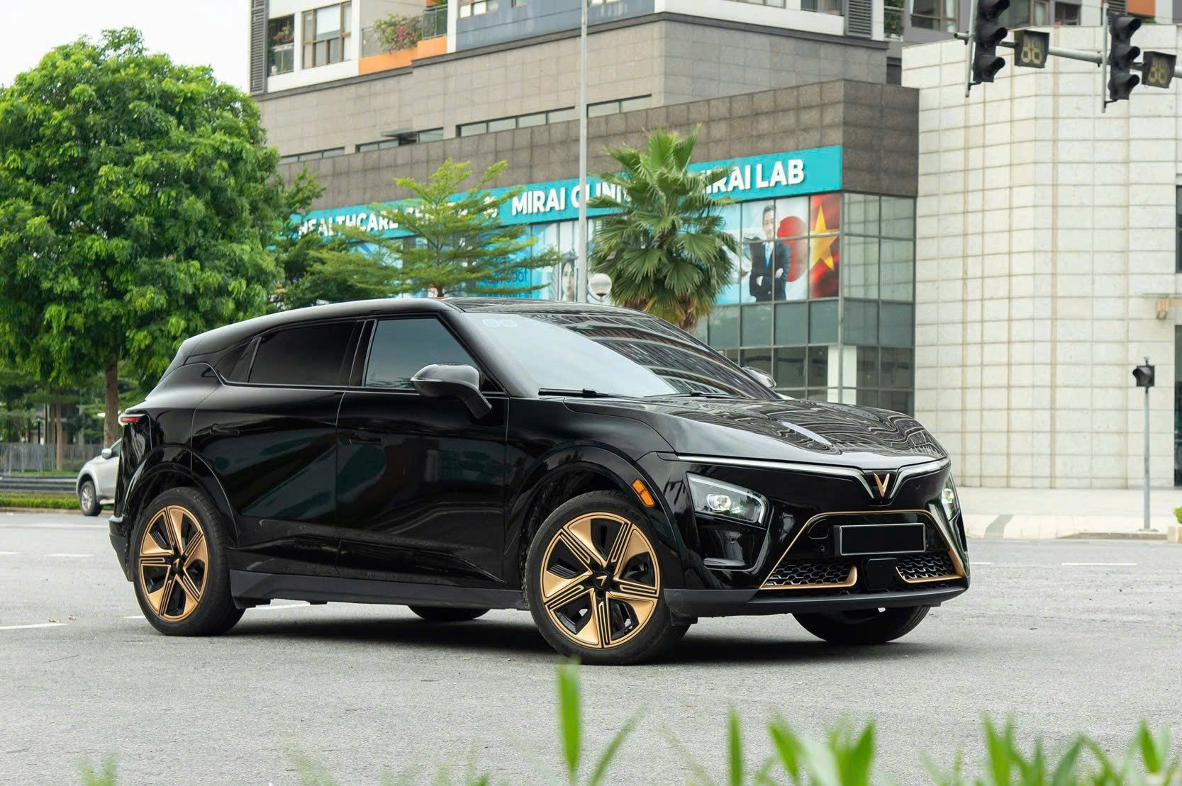 Các hãng xe làm bản giới hạn cho Việt Nam: Từ xe phổ thông đến siêu sang, có mẫu duy nhất một chiếc toàn thế giới - Ảnh 16.