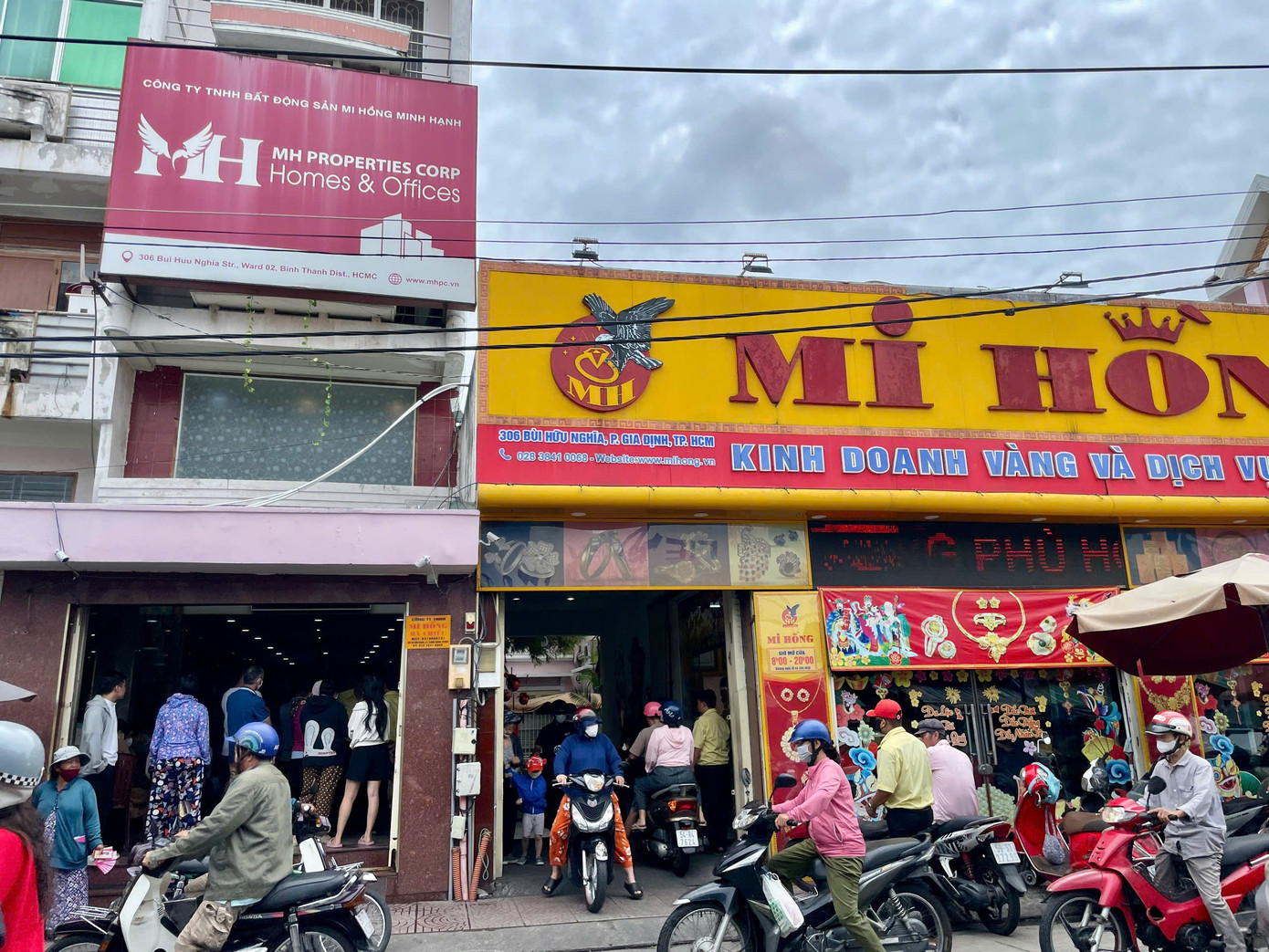 Cảnh trái ngược ở tiệm vàng giữa lúc giá tăng 'nóng' - Ảnh 3.