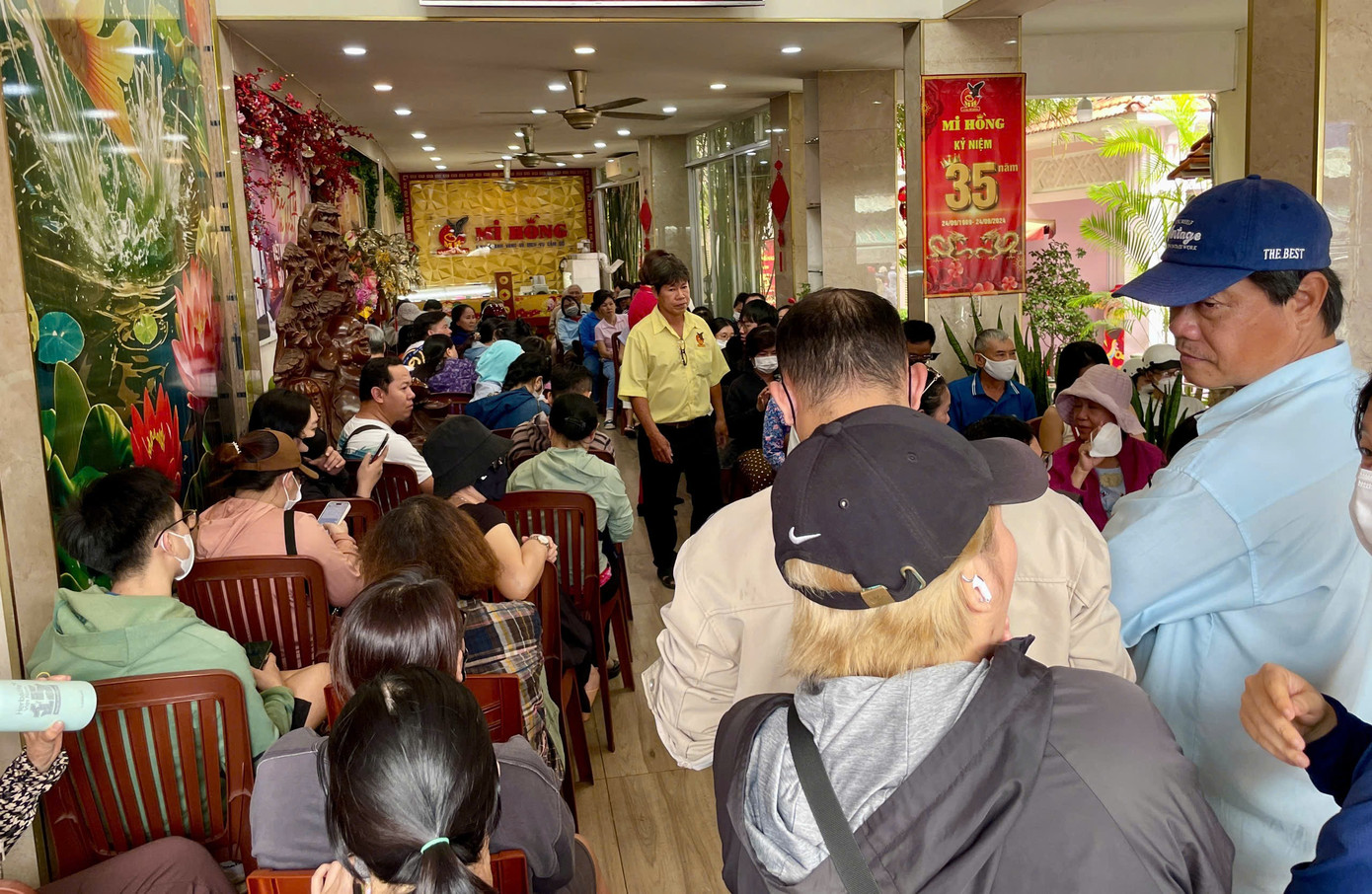 Cảnh trái ngược ở tiệm vàng giữa lúc giá tăng 'nóng' - Ảnh 4.