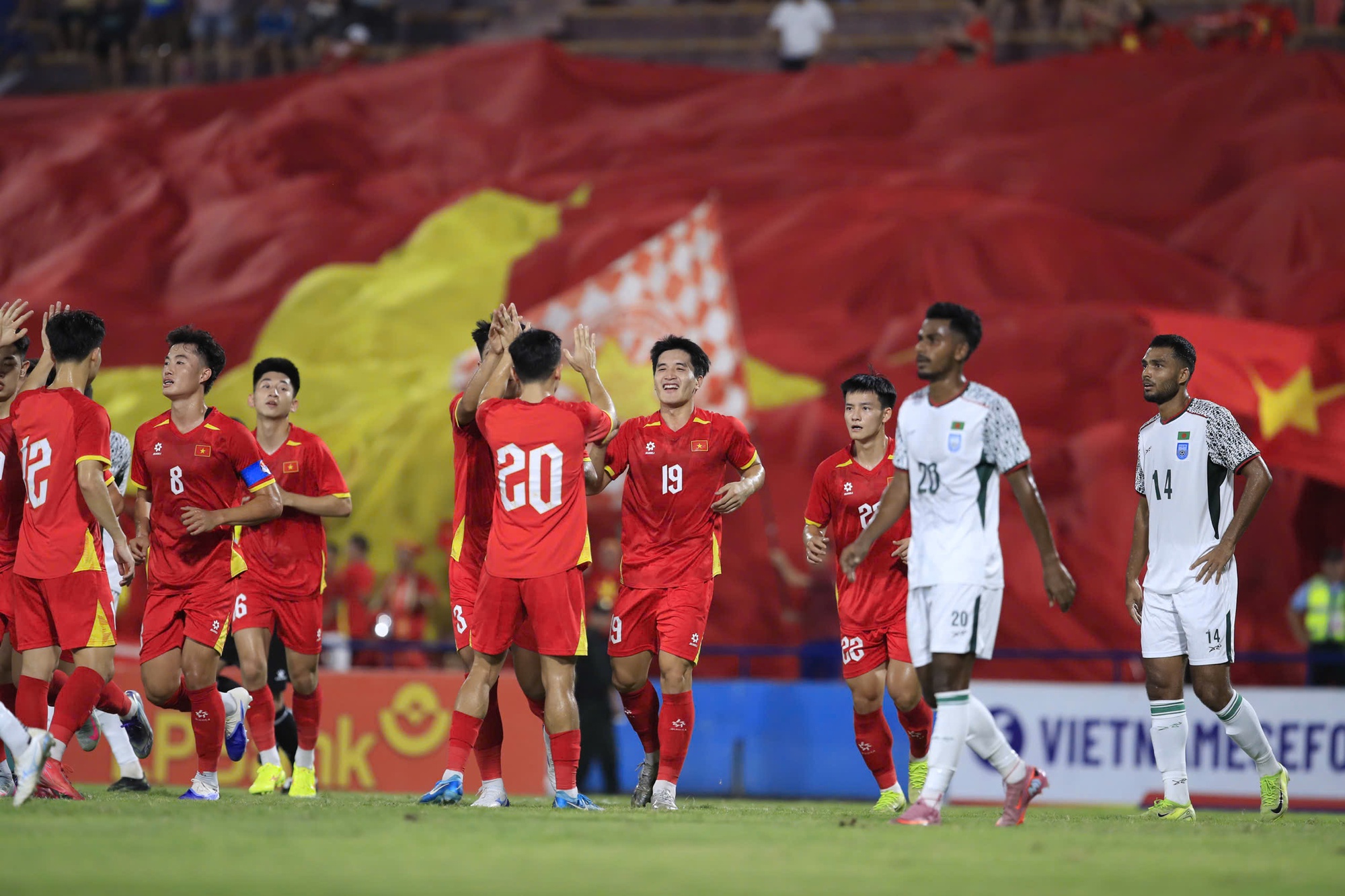 Đội hình U23 Việt Nam vs U23 Singapore: HLV Kim Sang-sik trao “ấn kiếm” cho chân sút Việt kiều Nga? - Ảnh 2. Đội hình U23 Việt Nam vs U23 Singapore: HLV Kim Sang-sik trao “ấn kiếm” cho chân sút Việt kiều Nga? - Ảnh 2.