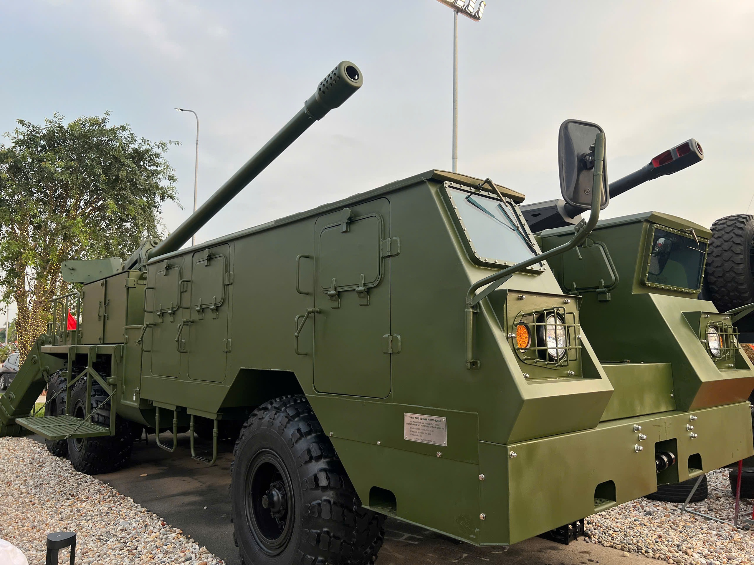 Pháo tự hành bắn xa gần 30km của QĐND Việt Nam lộ diện ở sự kiện quy tụ 4 triệu người có gì đặc biệt? - Ảnh 1.