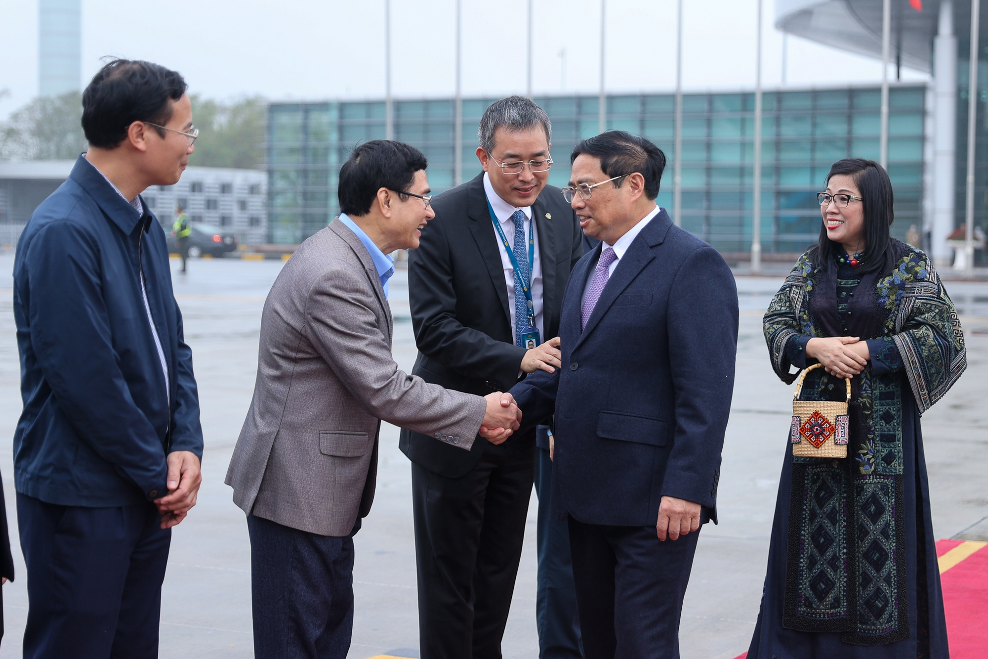 Cách chọn trang phục và túi xách tinh tế, "rất Việt Nam" của Phu nhân Thủ tướng Phạm Minh Chính - Ảnh 4.