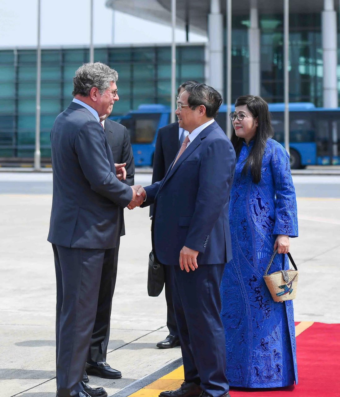 Cách chọn trang phục và túi xách tinh tế, "rất Việt Nam" của Phu nhân Thủ tướng Phạm Minh Chính - Ảnh 3.