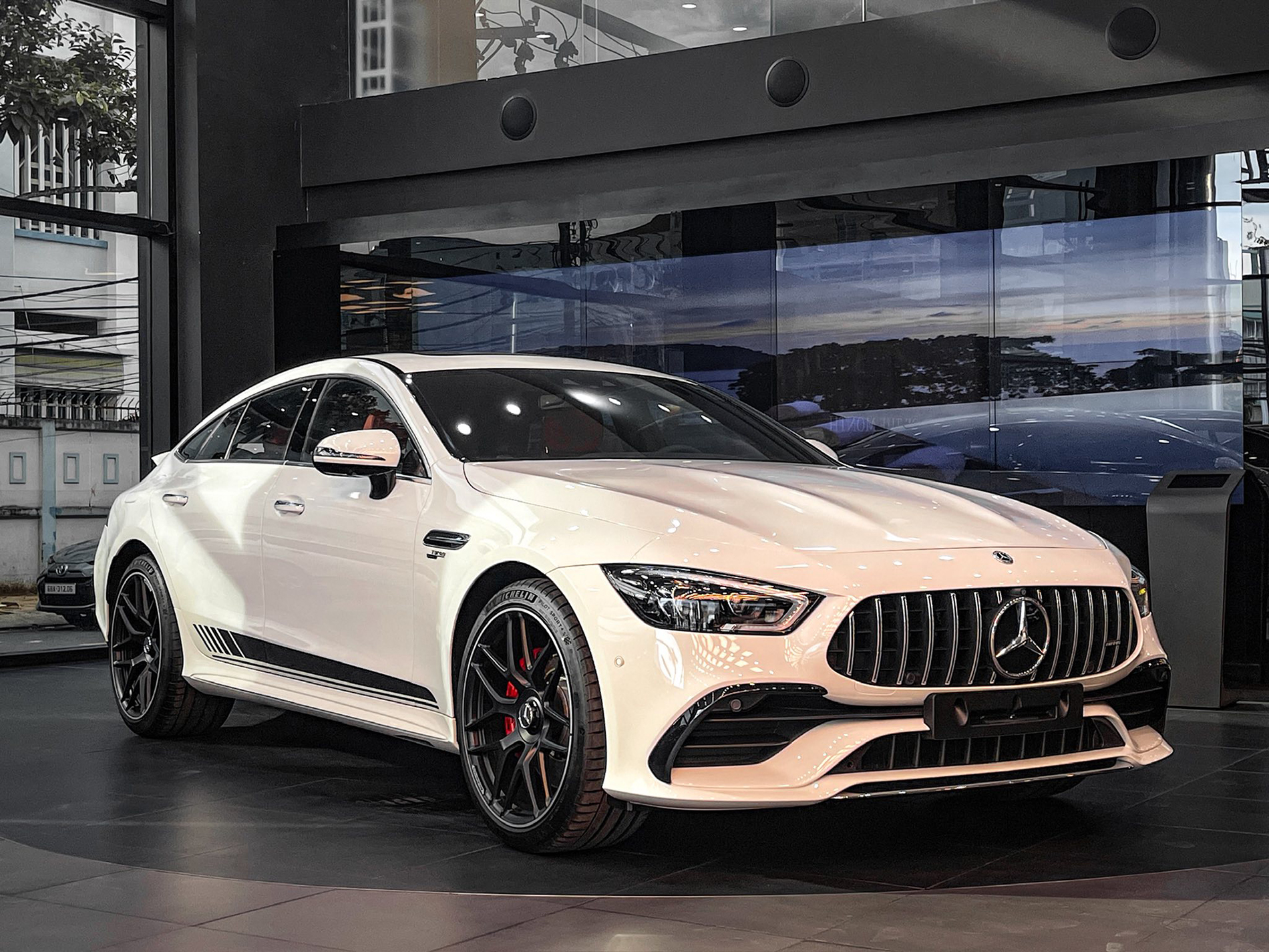 Mercedes-AMG GT 53 giảm sốc tại đại l&yacute;: Từng c&oacute; gi&aacute; 6,7 tỷ, nay thực tế chưa tới 3,9 tỷ v&agrave; đ&acirc;y l&agrave; điều cần đ&aacute;nh đổi - Ảnh 1.