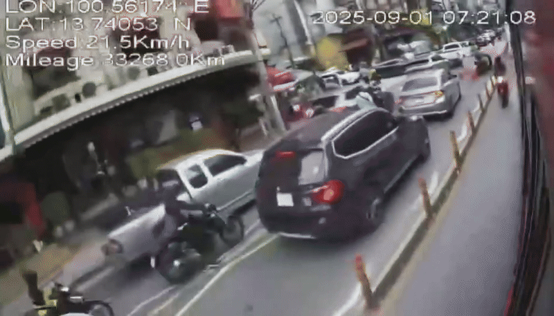 Tài xế mô tô va chạm với xe buýt rồi tử vong, xem video hiện trường nhiều người nói: Do anh ta thôi - Ảnh 1.