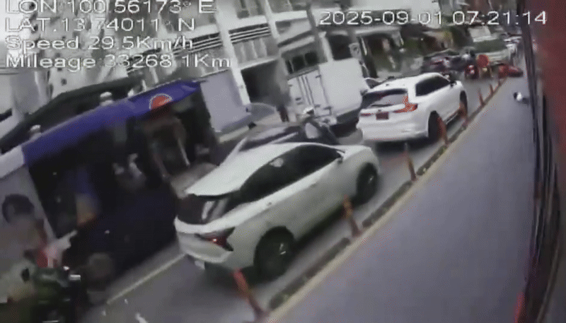 Tài xế mô tô va chạm với xe buýt rồi tử vong, xem video hiện trường nhiều người nói: Do anh ta thôi - Ảnh 2.