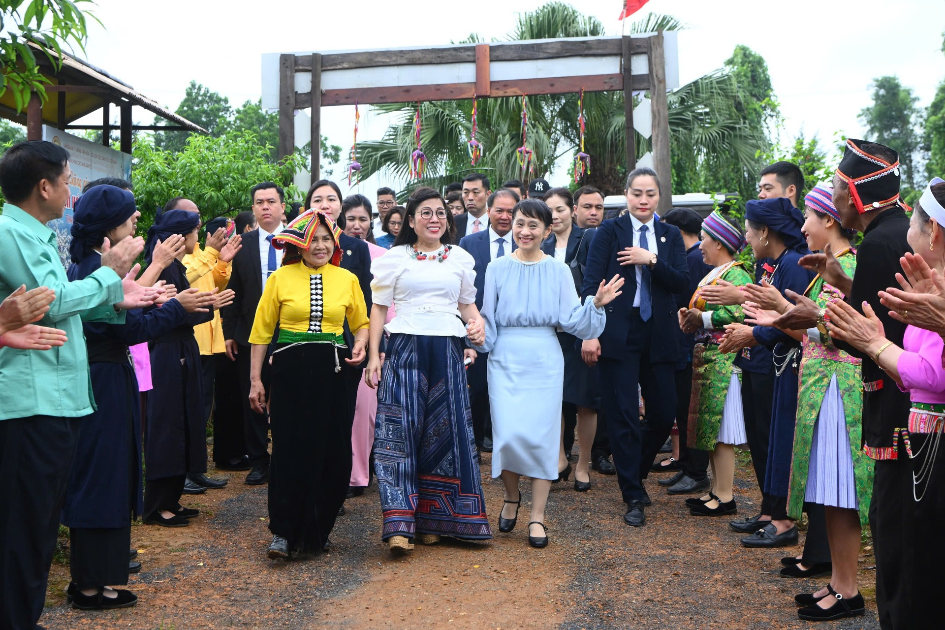 Cách chọn trang phục và túi xách tinh tế, "rất Việt Nam" của Phu nhân Thủ tướng Phạm Minh Chính - Ảnh 9.