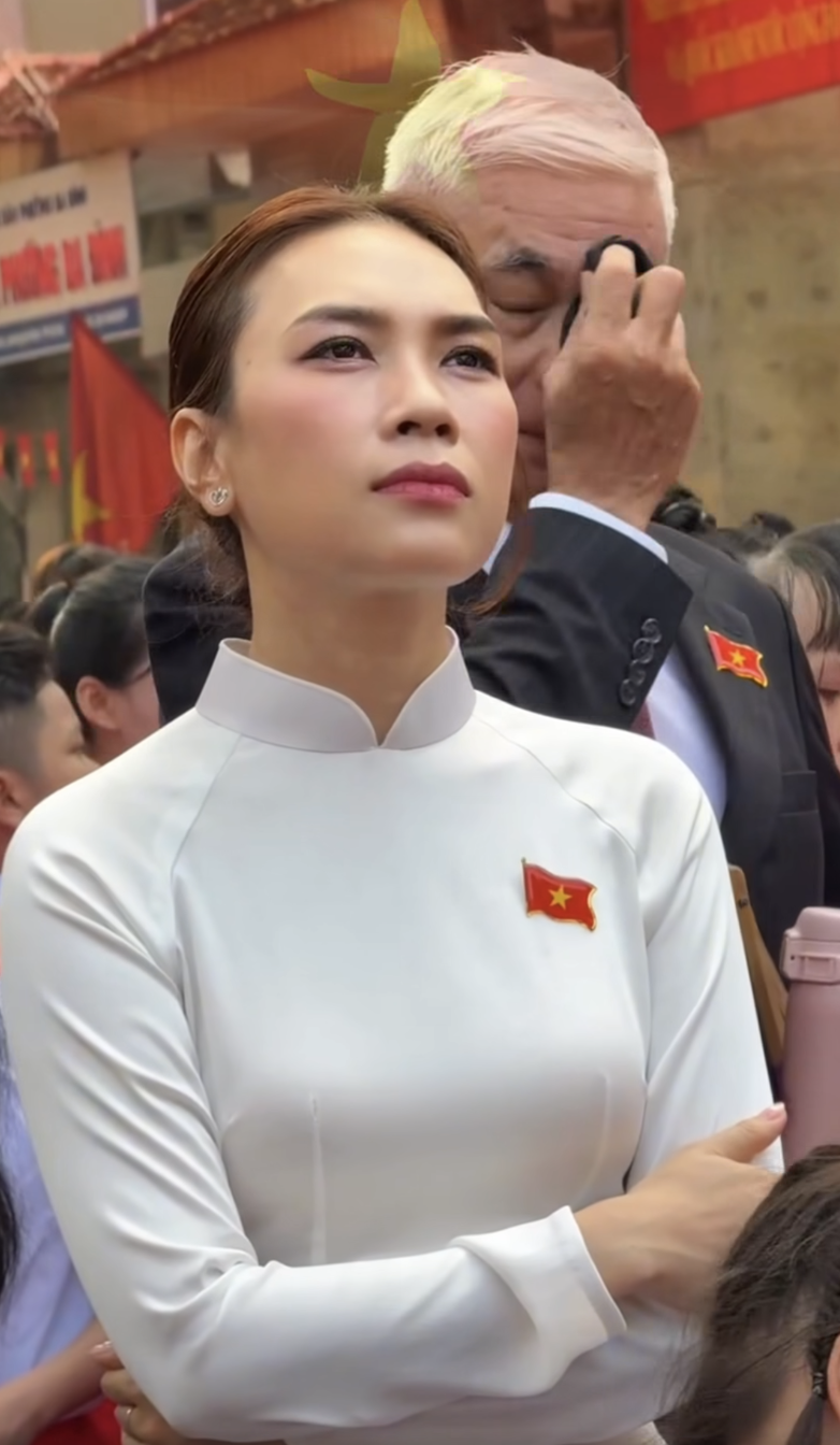 5 giây gây sốt của Mỹ Tâm: Rưng rưng trực trào nước mắt khi nghe ca khúc hot nhất Đại lễ 2/9- Ảnh 3. 5 giây gây sốt của Mỹ Tâm: Rưng rưng trực trào nước mắt khi nghe ca khúc hot nhất Đại lễ 2/9- Ảnh 3.