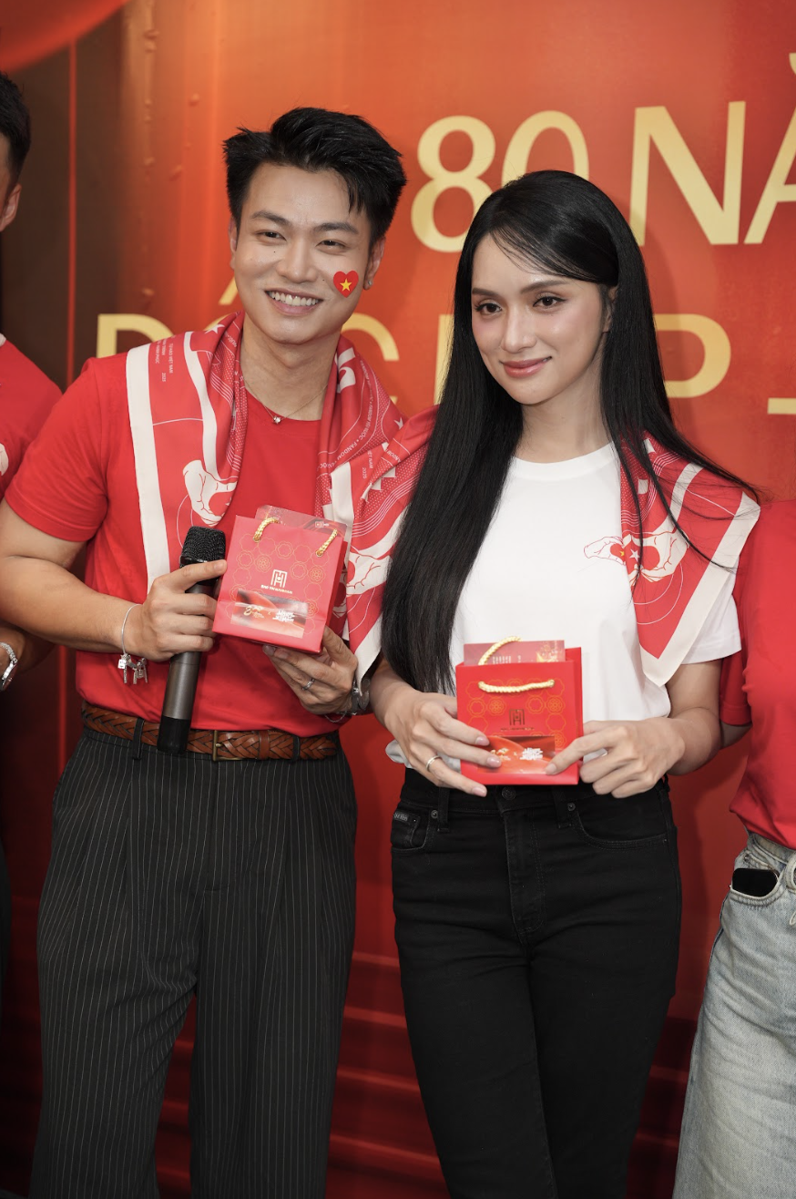 Dàn nghệ sĩ xuất hiện bất ngờ, mang tinh thần Yêu Nước bùng nổ tại trạm khách A80 cùng đơn vị đồng hành Bảo Tín Mạnh Hải - Ảnh 6.