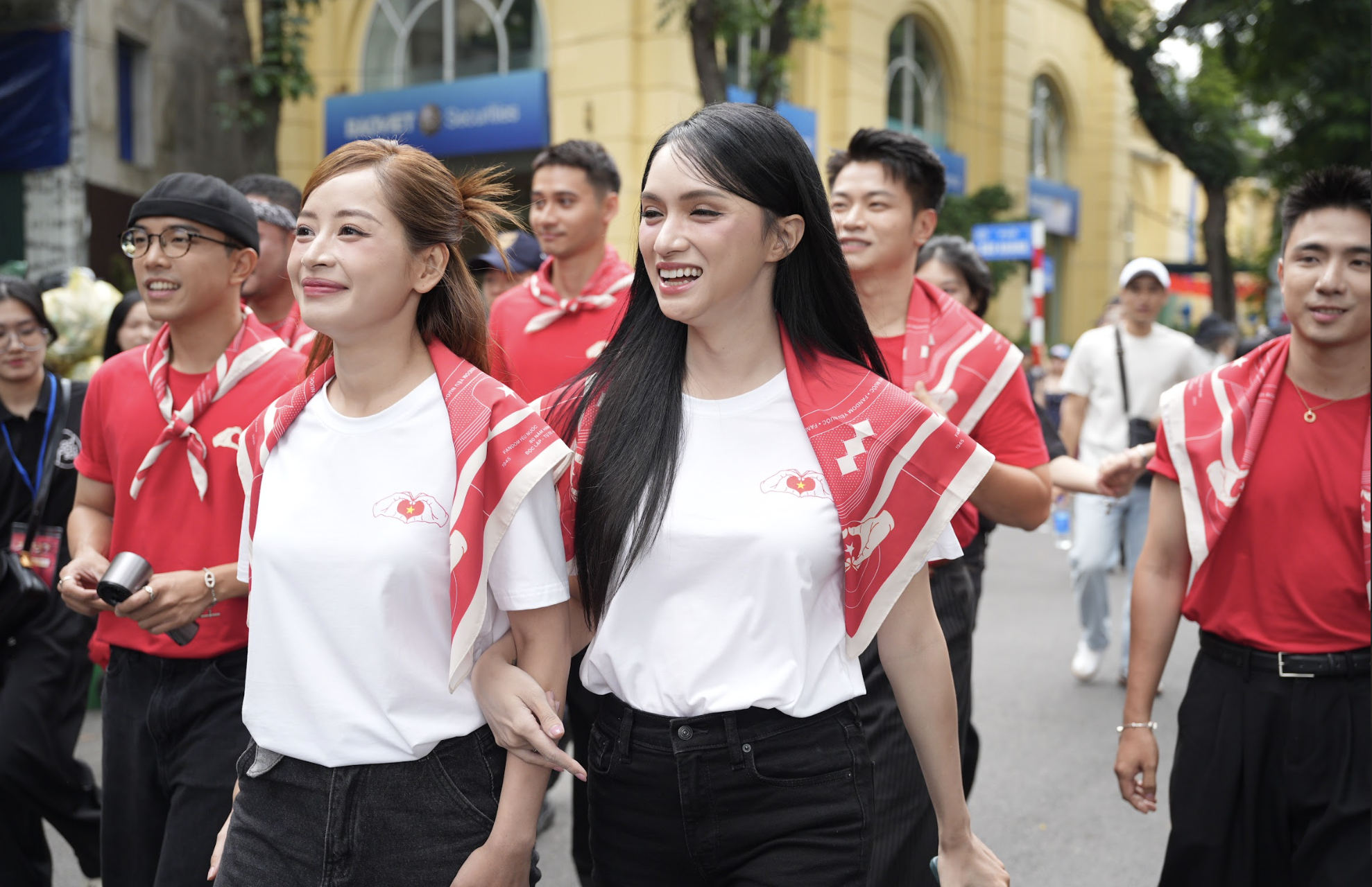 Dàn nghệ sĩ xuất hiện bất ngờ, mang tinh thần Yêu Nước bùng nổ tại trạm khách A80 cùng đơn vị đồng hành Bảo Tín Mạnh Hải - Ảnh 1.