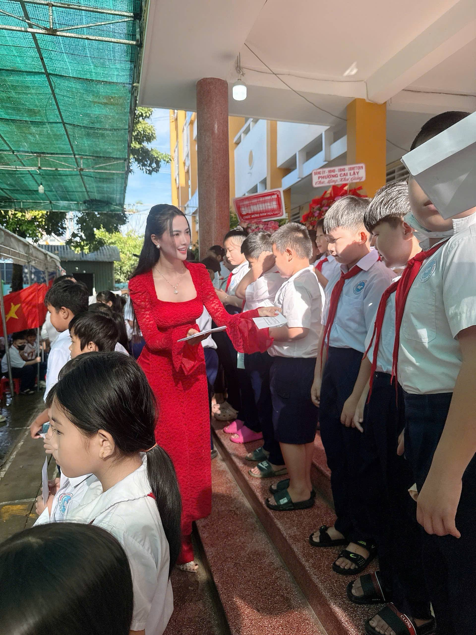 Hoa hậu Phan Thị Mơ hỗ trợ các em nhỏ khó khăn vì lý do đặc biệt - Ảnh 2. Hoa hậu Phan Thị Mơ hỗ trợ các em nhỏ khó khăn vì lý do đặc biệt - Ảnh 2.