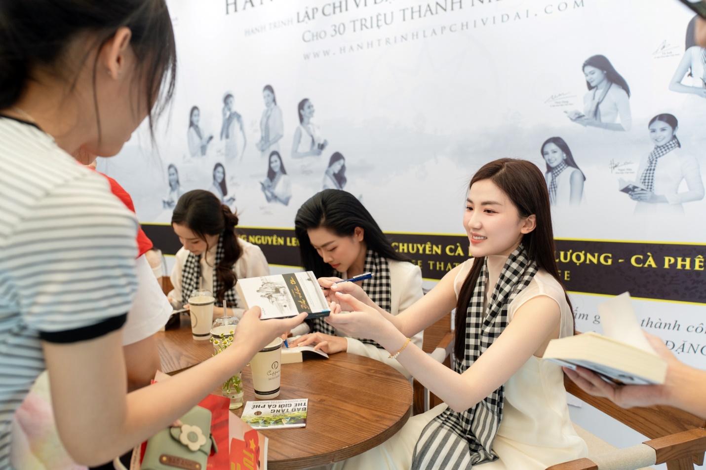 Các người đẹp Việt lan tỏa năng lượng tỉnh thức cùng Trung Nguyên Legend tại triển lãm A80 - Ảnh 1. Các người đẹp Việt lan tỏa năng lượng tỉnh thức cùng Trung Nguyên Legend tại triển lãm A80 - Ảnh 1.