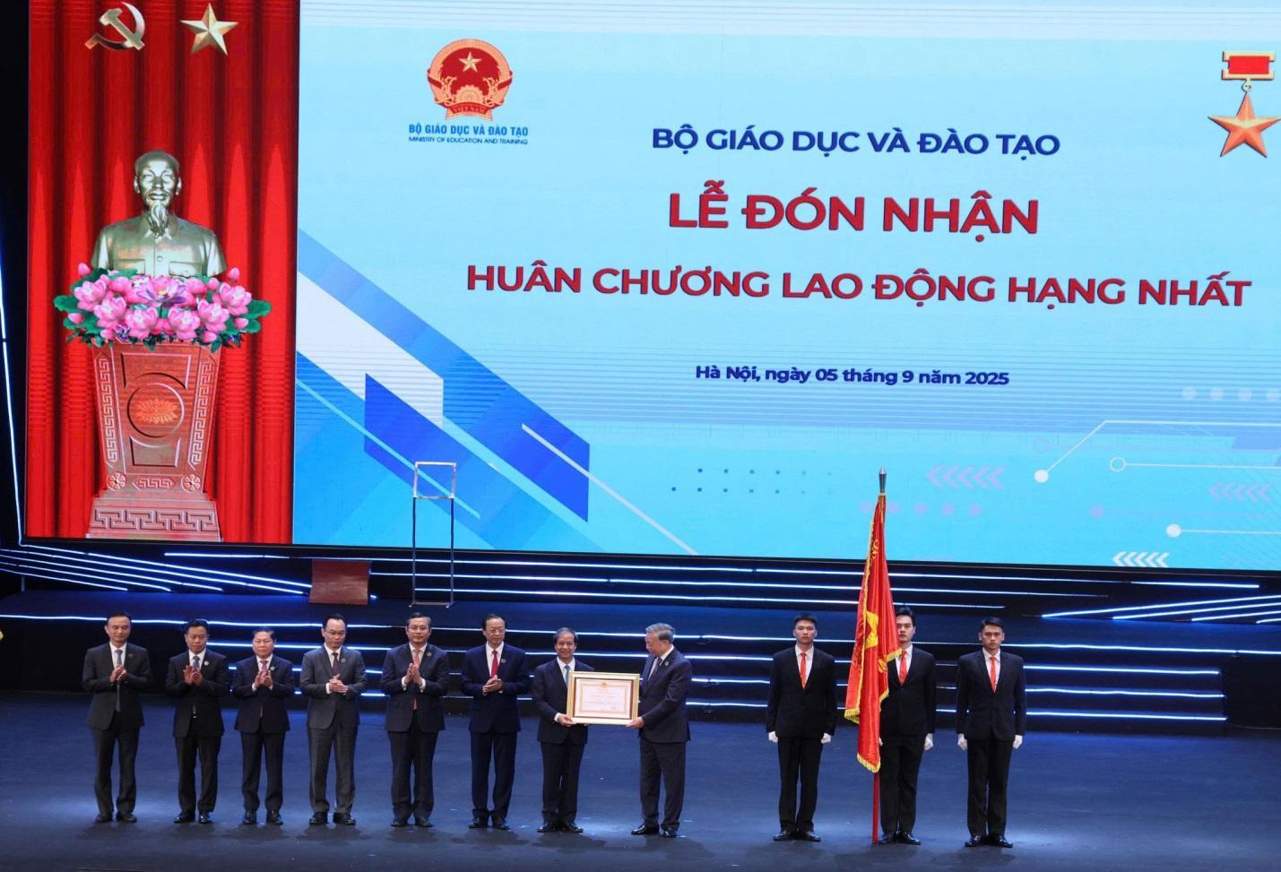 Lễ kỷ niệm 80 năm truyền thống ngành Giáo dục và khai giảng năm học 2025 - 2026 - Ảnh 2. Lễ kỷ niệm 80 năm truyền thống ngành Giáo dục và khai giảng năm học 2025 - 2026 - Ảnh 2.