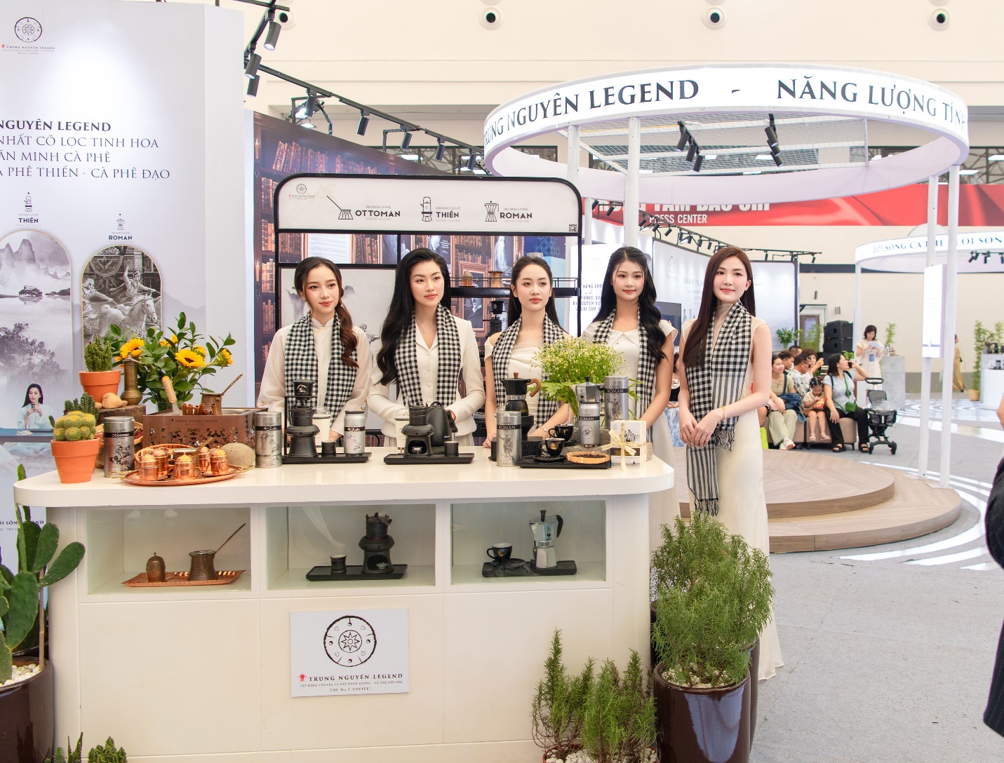 Các người đẹp Việt lan tỏa năng lượng tỉnh thức cùng Trung Nguyên Legend tại triển lãm A80 - Ảnh 3. Các người đẹp Việt lan tỏa năng lượng tỉnh thức cùng Trung Nguyên Legend tại triển lãm A80 - Ảnh 3.
