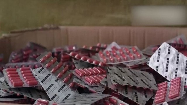 Đột kích một hiệu thuốc, công an triệt phá đường dây sản xuất thuốc tiểu đường, hạ huyết áp giả từ tinh bột, tịch thu sản phẩm trị giá 185 tỷ đồng - Ảnh 1. Đột kích một hiệu thuốc, công an triệt phá đường dây sản xuất thuốc tiểu đường, hạ huyết áp giả từ tinh bột, tịch thu sản phẩm trị giá 185 tỷ đồng - Ảnh 1.