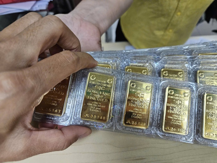 Giá vàng miếng SJC tăng vọt lên hơn 143 triệu đồng Sáng 6 - 9 - Ảnh 2. Giá vàng miếng SJC tăng vọt lên hơn 143 triệu đồng Sáng 6 - 9 - Ảnh 2.