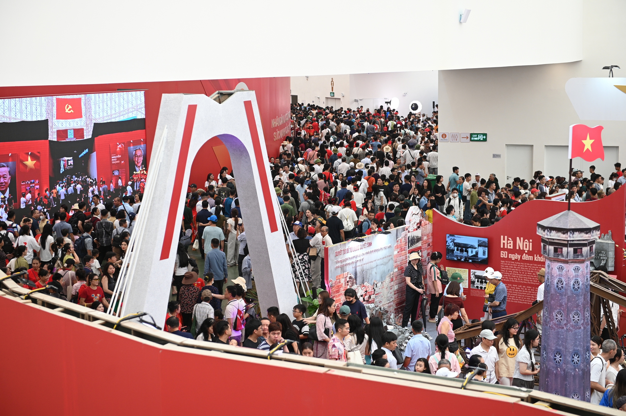 Hot nhất cuối tuần n&agrave;y: Trung t&acirc;m triển l&atilde;m quốc gia tiếp tục h&uacute;t kh&aacute;ch đ&ocirc;ng nghịt như đang nghỉ lễ- Ảnh 1.
