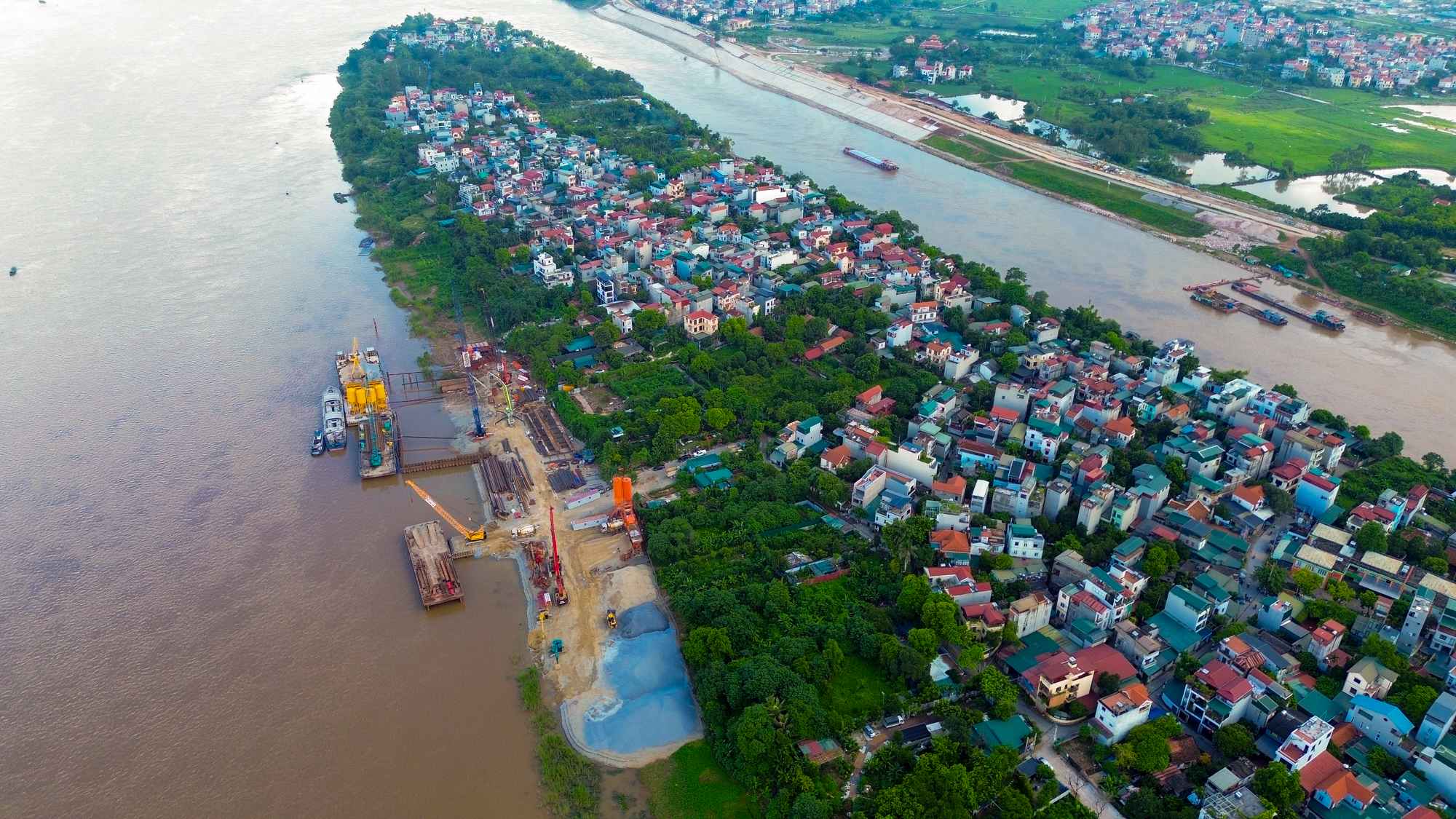 Toàn cảnh công trường xây cầu có trụ cao nhất, nhịp chính dài thứ 2 Việt Nam kết nối với dự án “nóng” bậc nhất của tỷ phú Phạm Nhật Vượng- Ảnh 12. Toàn cảnh công trường xây cầu có trụ cao nhất, nhịp chính dài thứ 2 Việt Nam kết nối với dự án “nóng” bậc nhất của tỷ phú Phạm Nhật Vượng- Ảnh 12.