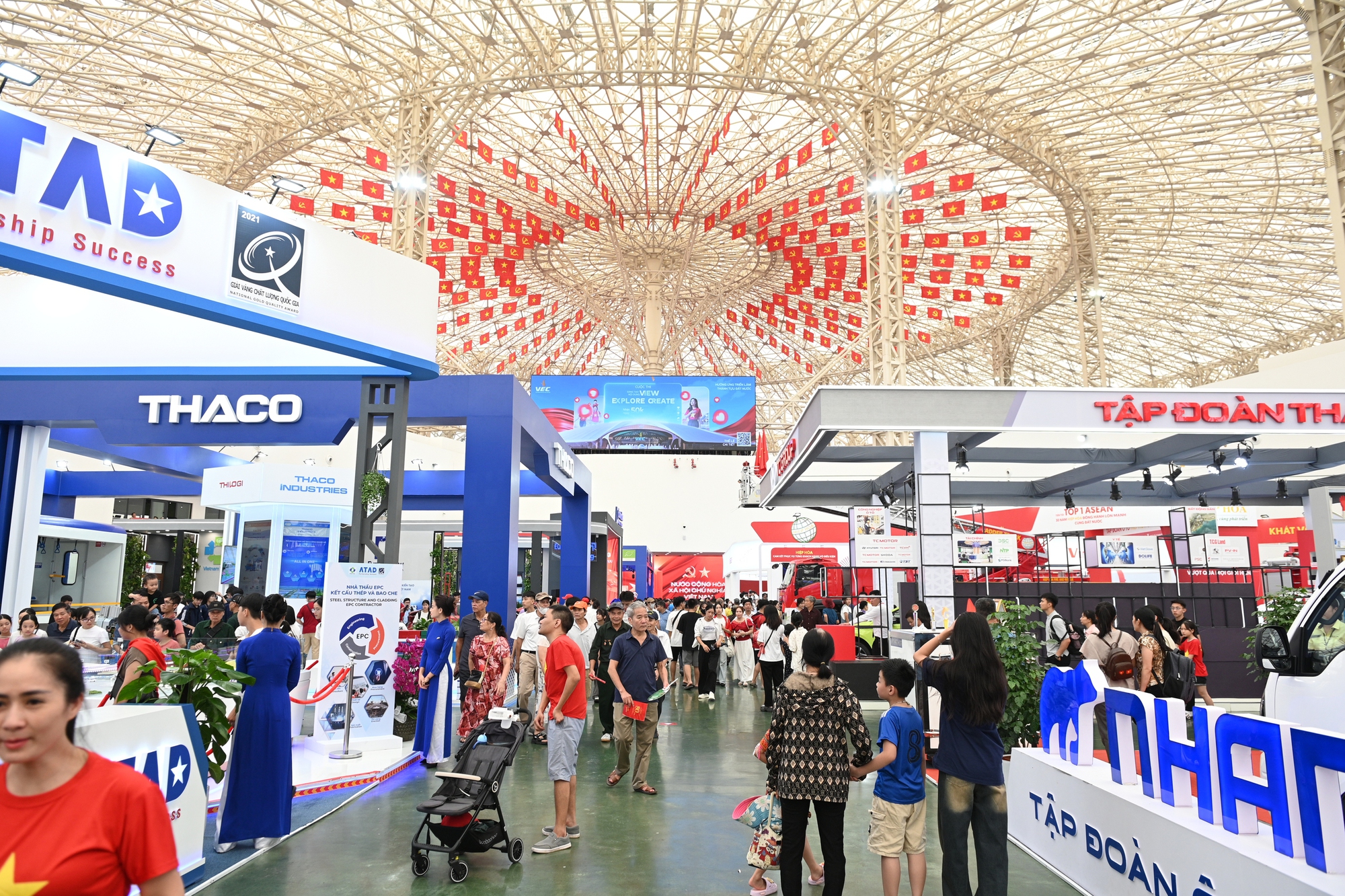 Hot nhất cuối tuần n&agrave;y: Trung t&acirc;m triển l&atilde;m quốc gia tiếp tục h&uacute;t kh&aacute;ch đ&ocirc;ng nghịt như đang nghỉ lễ- Ảnh 2.
