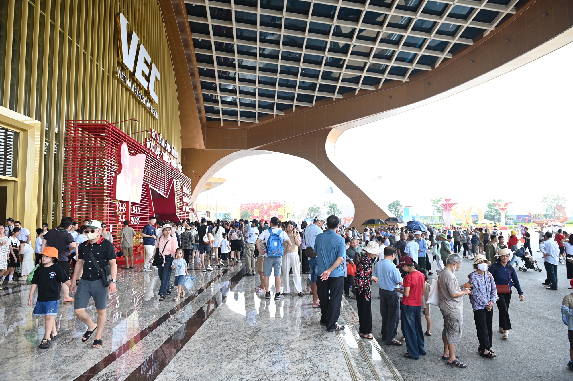 Hot nhất cuối tuần n&agrave;y: Trung t&acirc;m triển l&atilde;m quốc gia tiếp tục h&uacute;t kh&aacute;ch đ&ocirc;ng nghịt như đang nghỉ lễ- Ảnh 4.