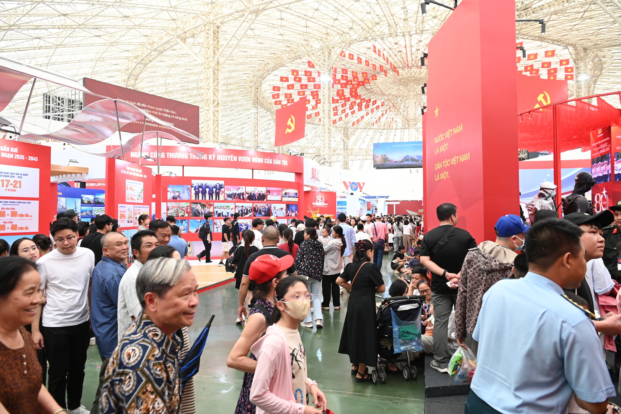 Hot nhất cuối tuần n&agrave;y: Trung t&acirc;m triển l&atilde;m quốc gia tiếp tục h&uacute;t kh&aacute;ch đ&ocirc;ng nghịt như đang nghỉ lễ- Ảnh 5.