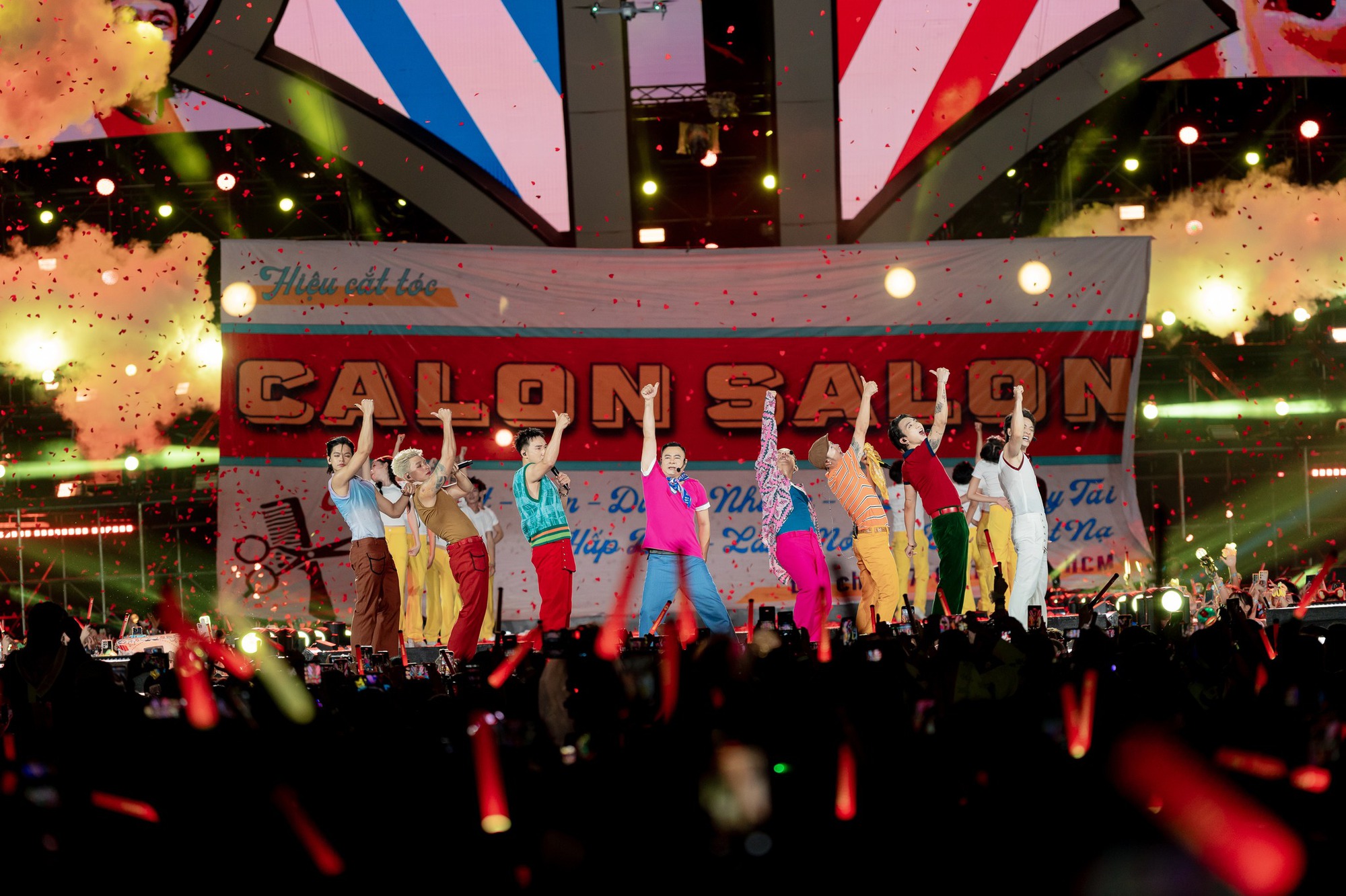 NSND Tự Long, SOOBIN và cả dàn nam thần mặc áo ôm body, uốn dẻo lắc hông: Nếu idol không ngại thì người ngại sẽ là người xem!- Ảnh 4.