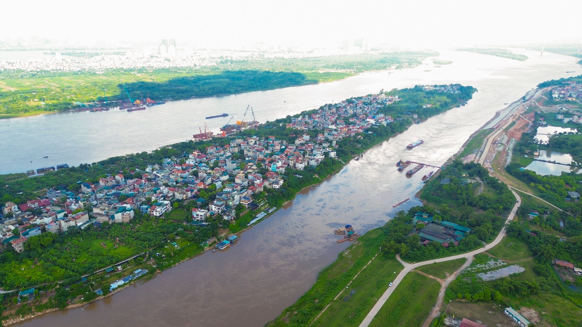 Toàn cảnh công trường xây cầu có trụ cao nhất, nhịp chính dài thứ 2 Việt Nam kết nối với dự án “nóng” bậc nhất của tỷ phú Phạm Nhật Vượng- Ảnh 7. Toàn cảnh công trường xây cầu có trụ cao nhất, nhịp chính dài thứ 2 Việt Nam kết nối với dự án “nóng” bậc nhất của tỷ phú Phạm Nhật Vượng- Ảnh 7.