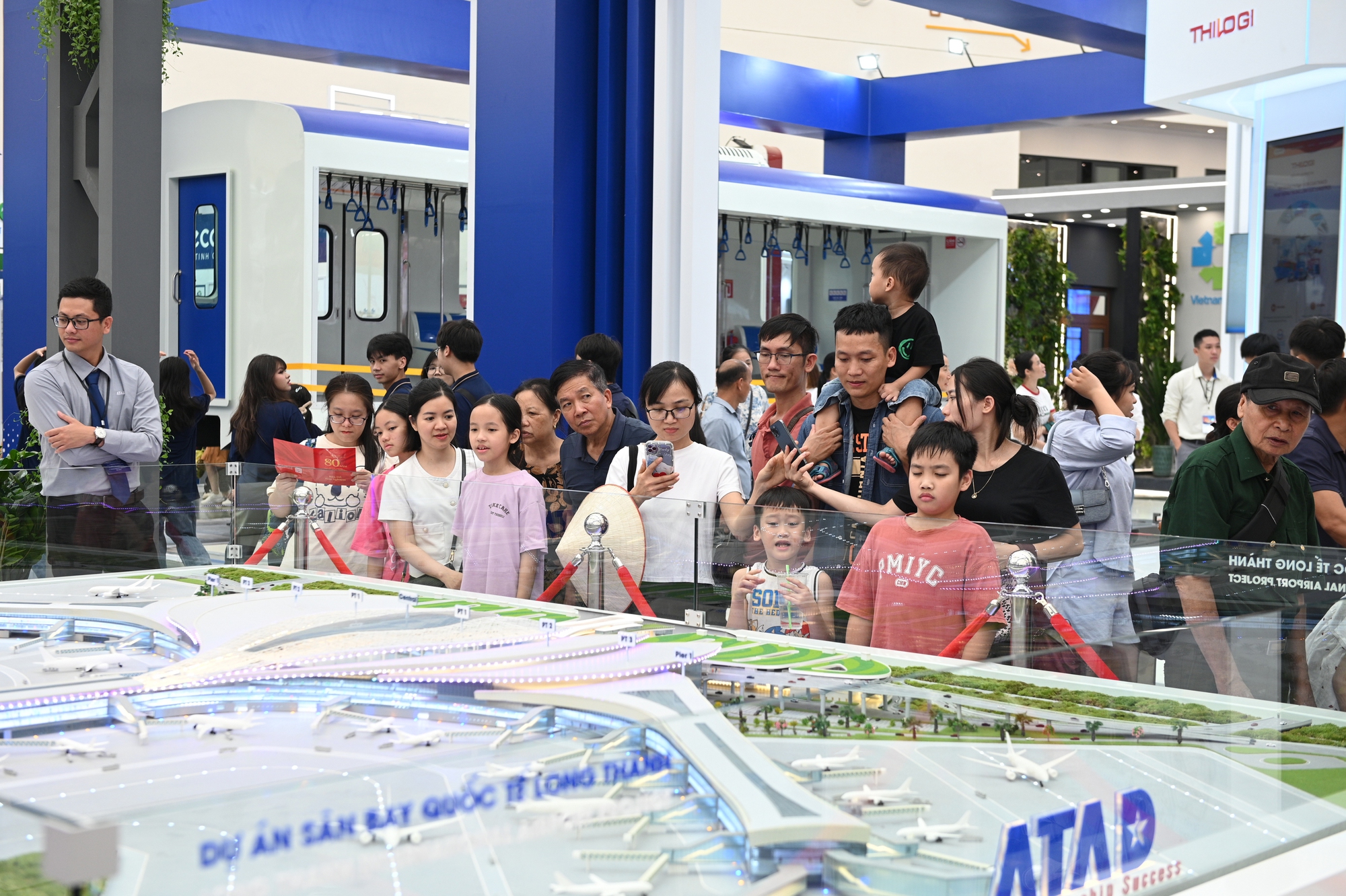 Hot nhất cuối tuần n&agrave;y: Trung t&acirc;m triển l&atilde;m quốc gia tiếp tục h&uacute;t kh&aacute;ch đ&ocirc;ng nghịt như đang nghỉ lễ- Ảnh 8.