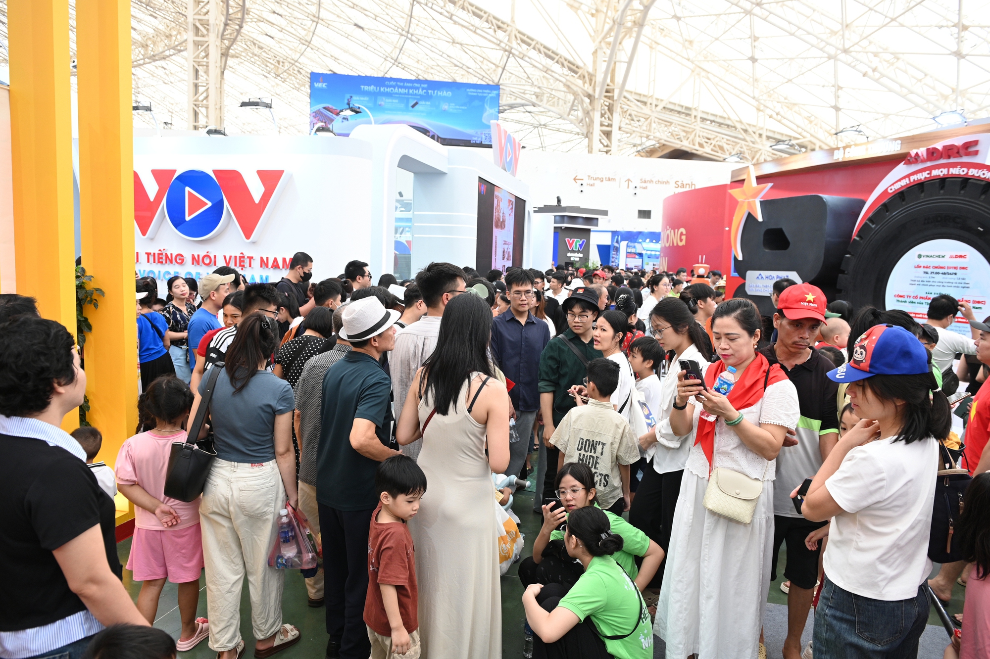 Hot nhất cuối tuần n&agrave;y: Trung t&acirc;m triển l&atilde;m quốc gia tiếp tục h&uacute;t kh&aacute;ch đ&ocirc;ng nghịt như đang nghỉ lễ- Ảnh 9.