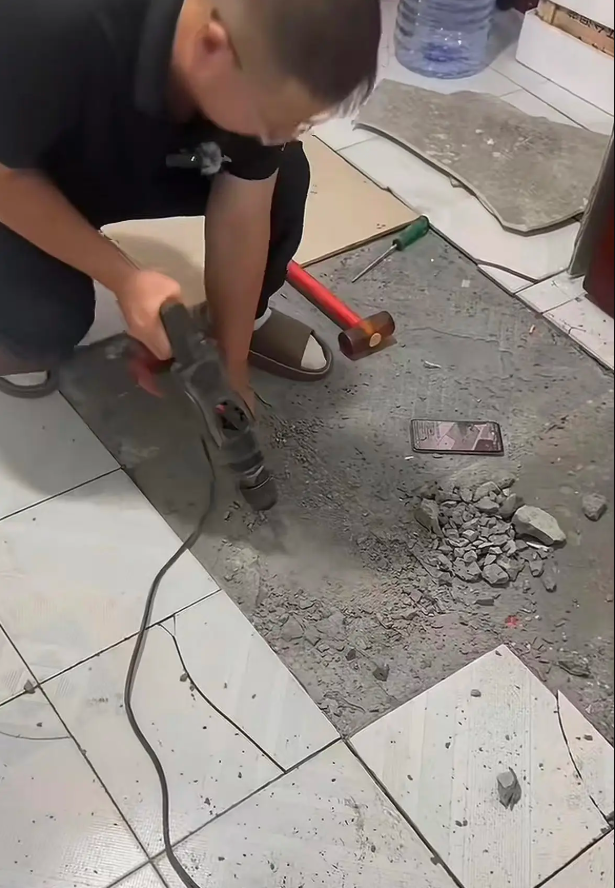 Phát hiện chó cứ cào sàn nhà mới thuê, người đàn ông liều mình cạy thử và nhận về cái kết không ai ngờ - Ảnh 2.