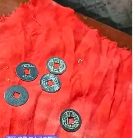 Phát hiện chó cứ cào sàn nhà mới thuê, người đàn ông liều mình cạy thử và nhận về cái kết không ai ngờ - Ảnh 3.