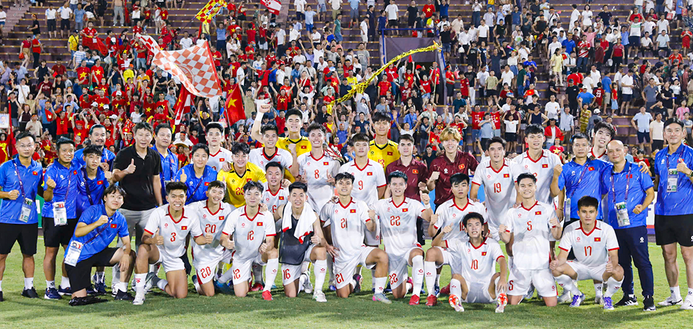 Nguyễn Văn Trường trở thành thủ lĩnh mới của U23 Việt Nam trong chiến thắng U23 Singapore - Ảnh 1. Nguyễn Văn Trường trở thành thủ lĩnh mới của U23 Việt Nam trong chiến thắng U23 Singapore - Ảnh 1.