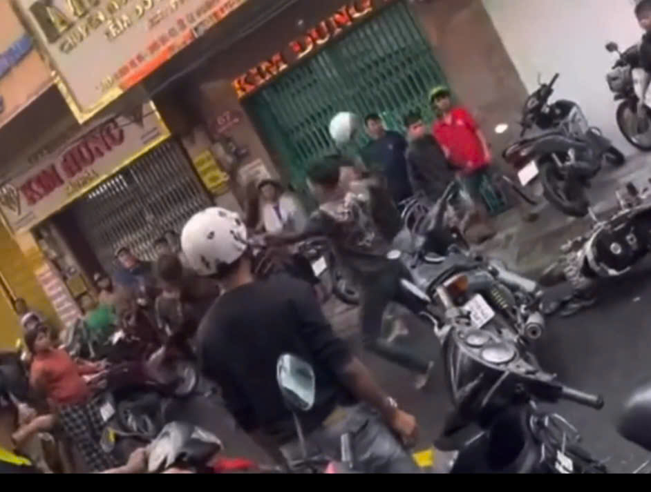 CLIP: Nhóm người đánh nhau giữa đường ở Cà Mau nghi tranh giật đồ cúng "cô hồn" - Ảnh 1.