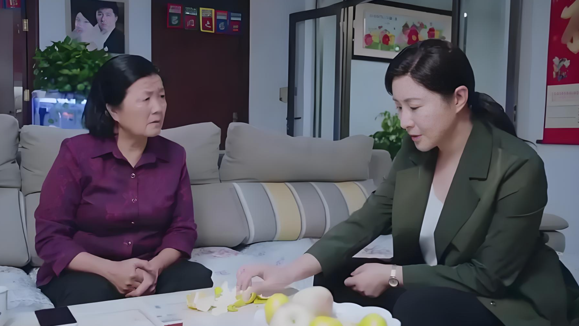 Thấy con gái xách vali về, tôi bực bội dẫn con quay lại nhà chồng, nào ngờ bà thông gia chốt một câu khiến tôi tối tăm mặt mũi- Ảnh 1.