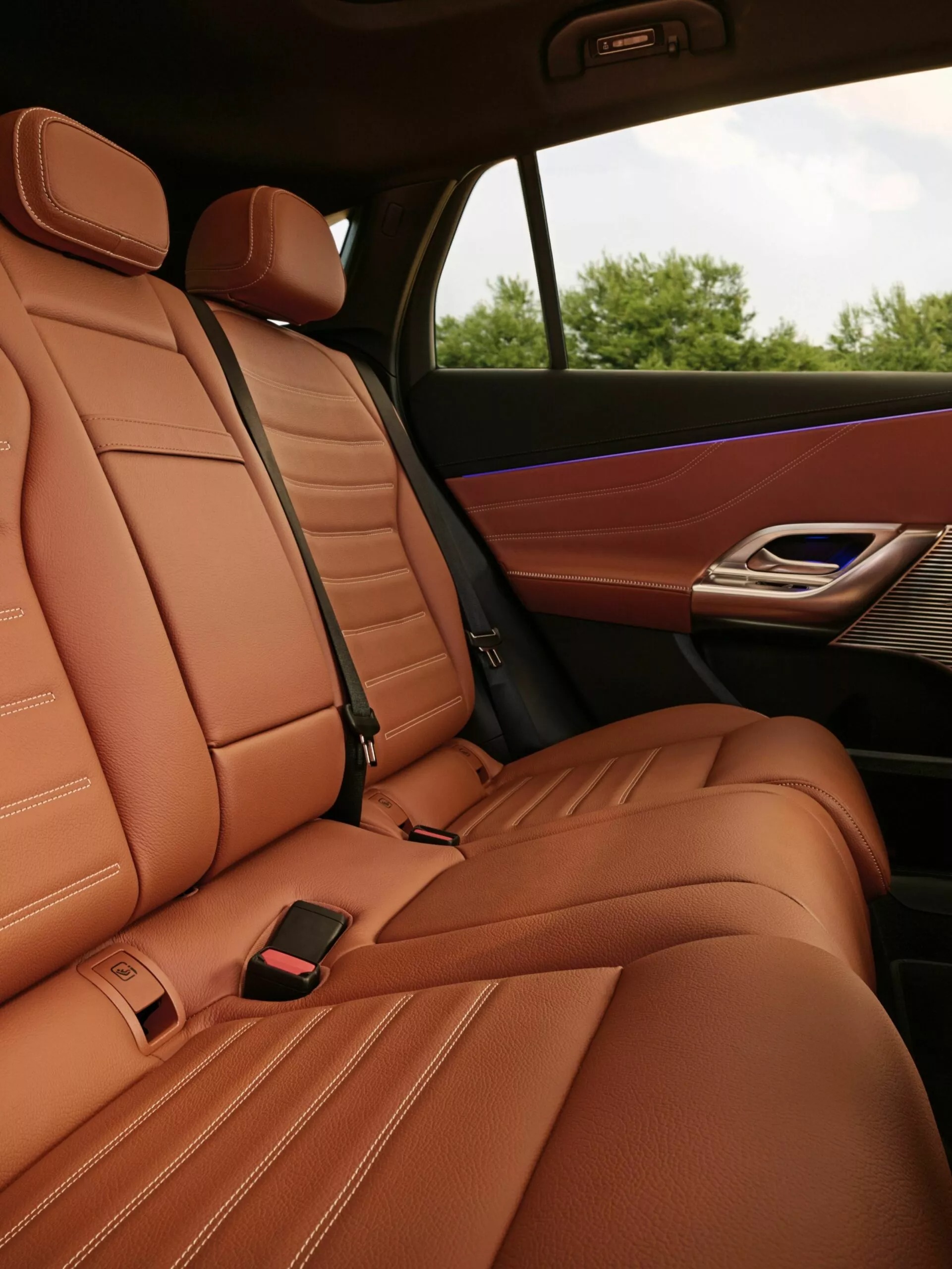 SUV bán chạy nhất của Mercedes tại Việt Nam có bản chạy điện: Thiết kế lột xác, tầm hoạt động hơn 700 km  - Ảnh 9.