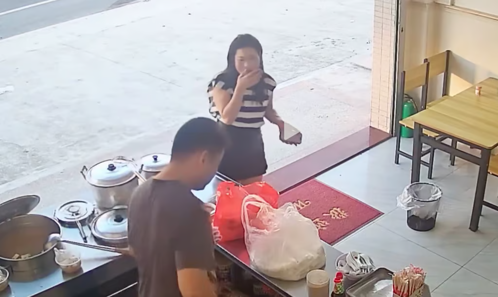 Gặp lại mối tình đầu sau 16 năm: Câu chuyện tình yêu bất ngờ tại quán mì - Ảnh 1. Gặp lại mối tình đầu sau 16 năm: Câu chuyện tình yêu bất ngờ tại quán mì - Ảnh 1.