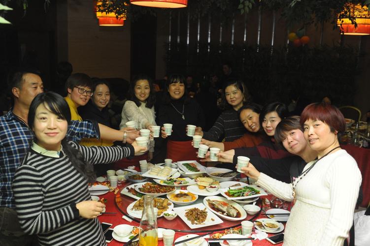 Họp lớp hết 615 triệu, người đàn ông bị xem thường cả buổi bỗng rút thẻ đen ra thanh toán khiến tất cả sửng sốt- Ảnh 1.