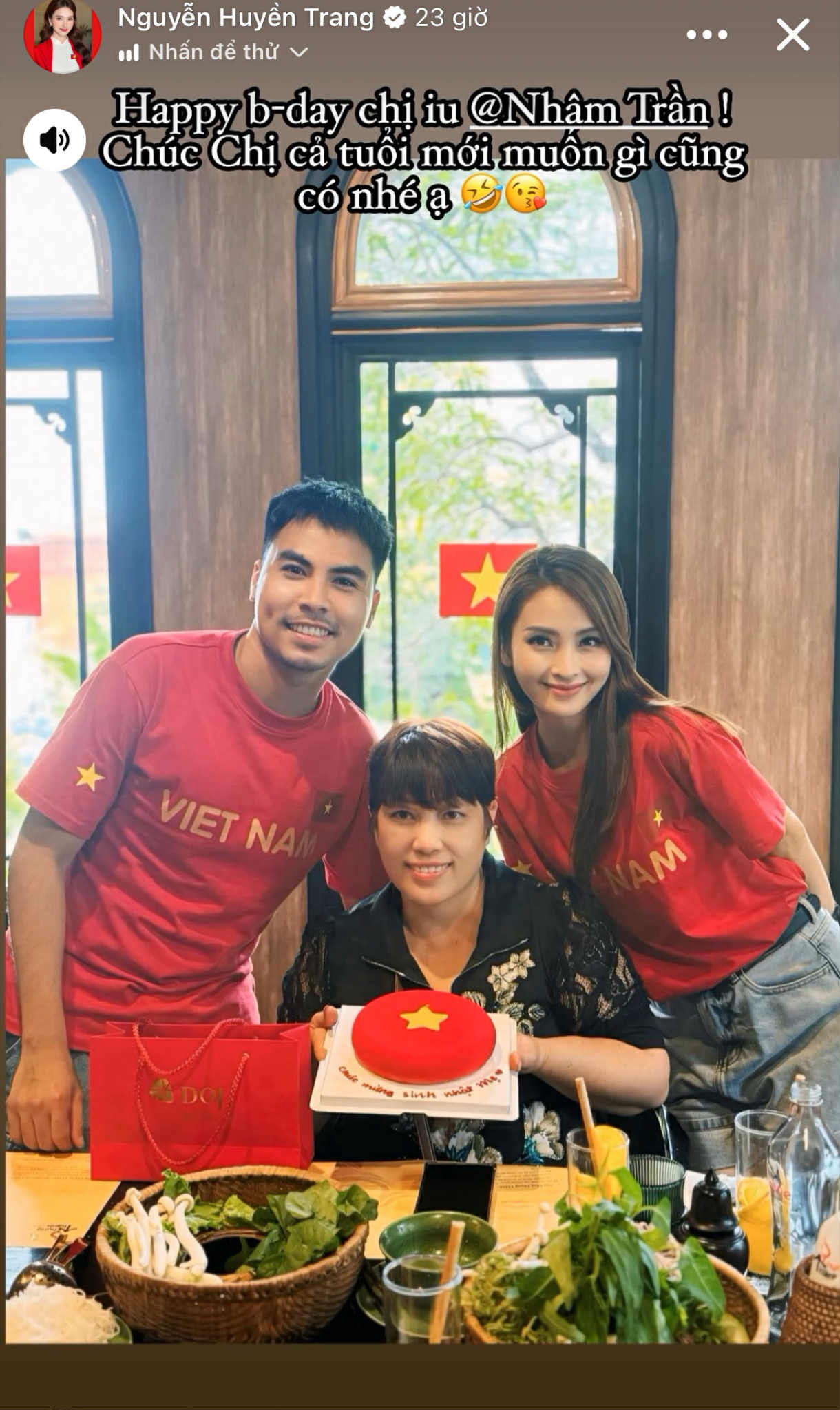 Chỉ 2 từ lộ ngay mối quan hệ của MC Huyền Trang Mù Tạt với mẹ cầu thủ nổi tiếng- Ảnh 1. Chỉ 2 từ lộ ngay mối quan hệ của MC Huyền Trang Mù Tạt với mẹ cầu thủ nổi tiếng- Ảnh 1.
