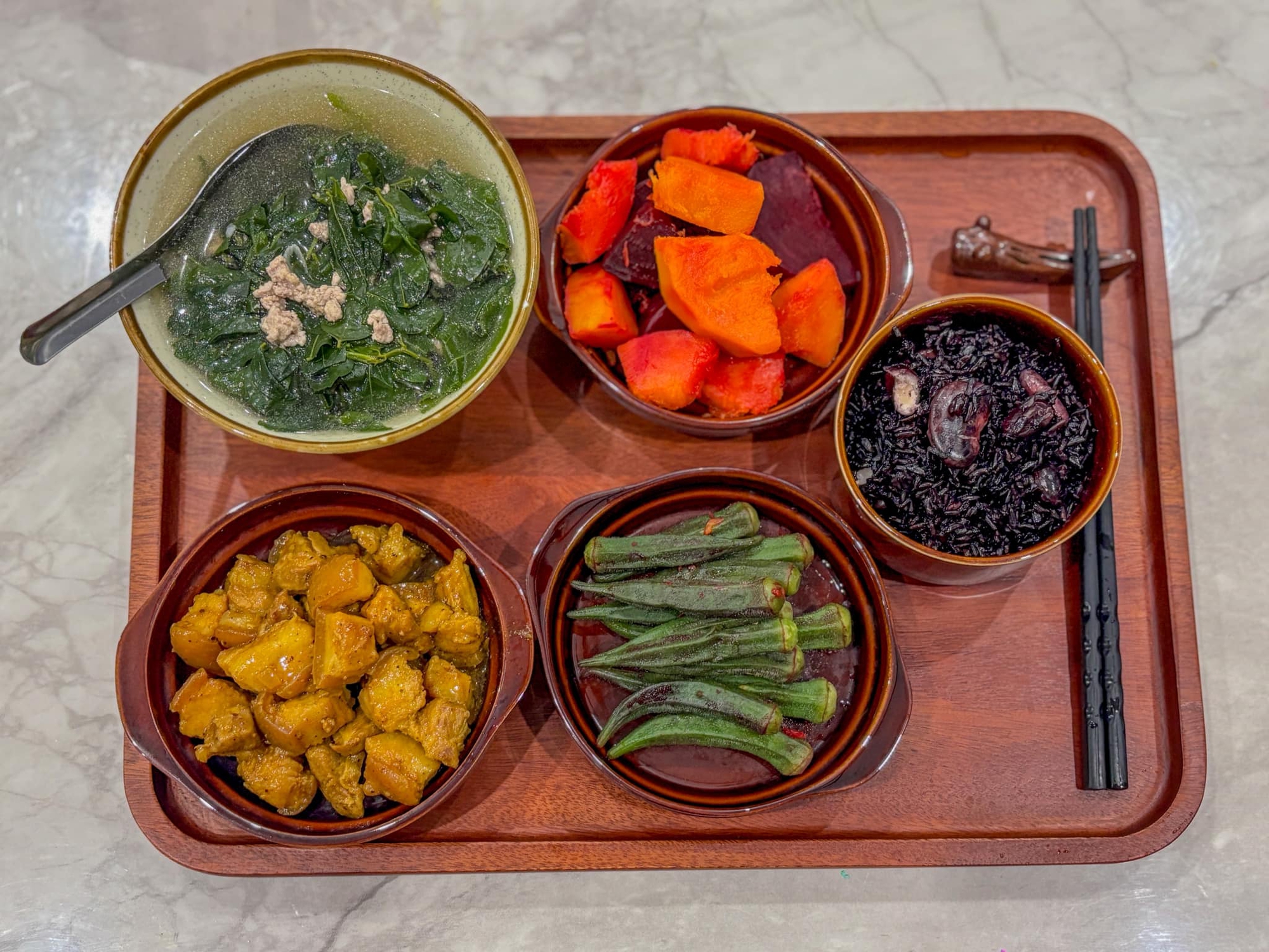 Chị g&aacute;i nh&agrave; người ta: Nấu cơm cữ cho em m&agrave; tưởng đ&acirc;u chị đi thi MasterChef khi&ecirc;n hội "em g&aacute;i online" đua nhau v&agrave;o "nhận vơ"- Ảnh 23.