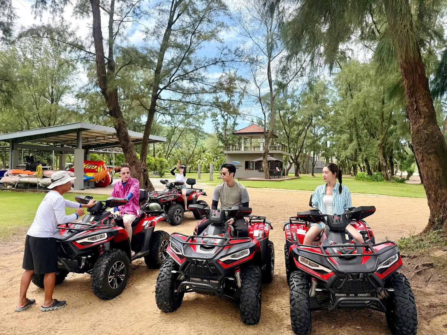 Hội bạn thân đồng loạt an ủi Thúy Ngân vì chia tay với "nam thần màn ảnh Việt"? - Ảnh 3. Hội bạn thân đồng loạt an ủi Thúy Ngân vì chia tay với "nam thần màn ảnh Việt"? - Ảnh 3.